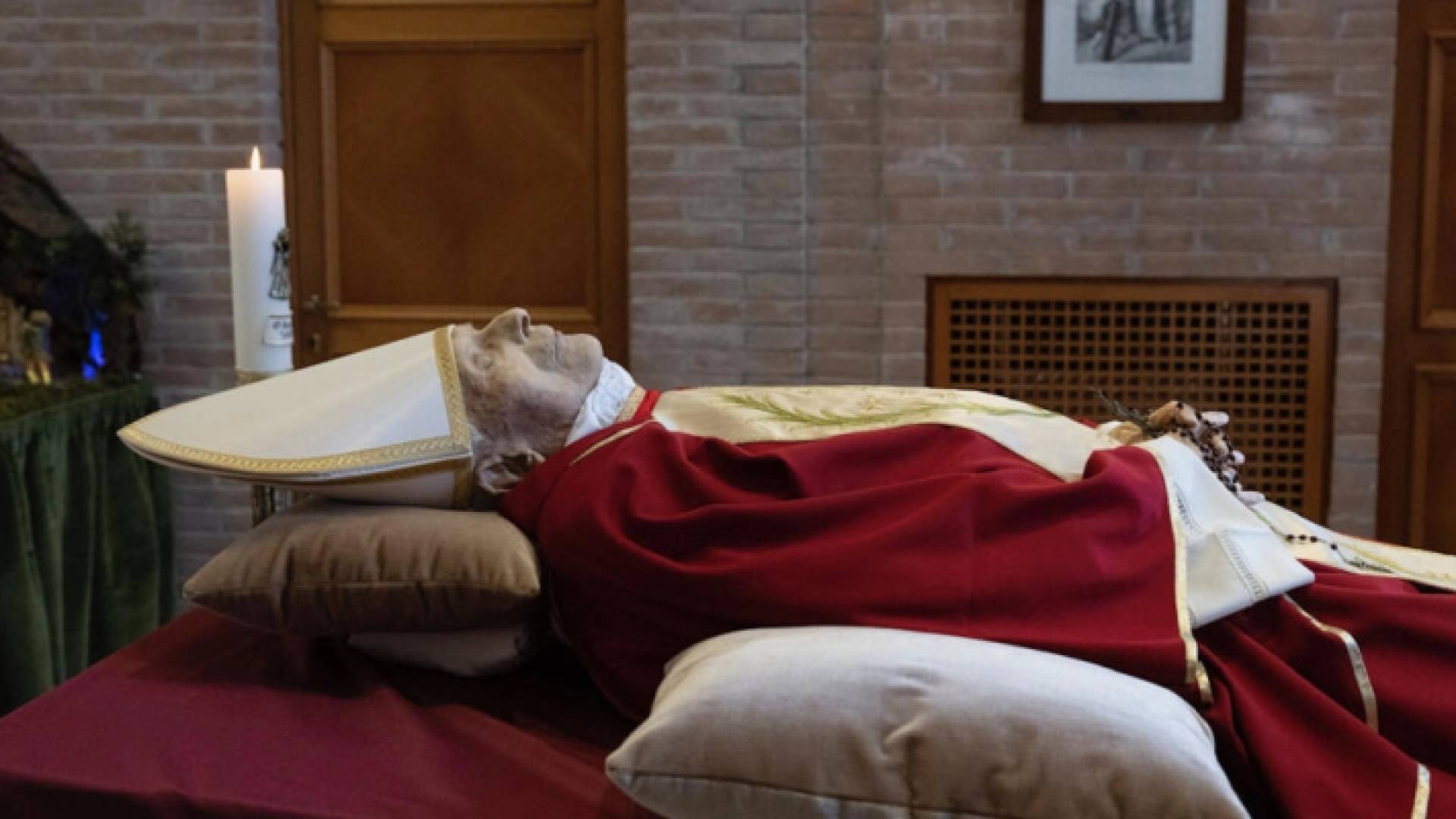 جثمان البابا الراحل بنديكتوس السادس عشر