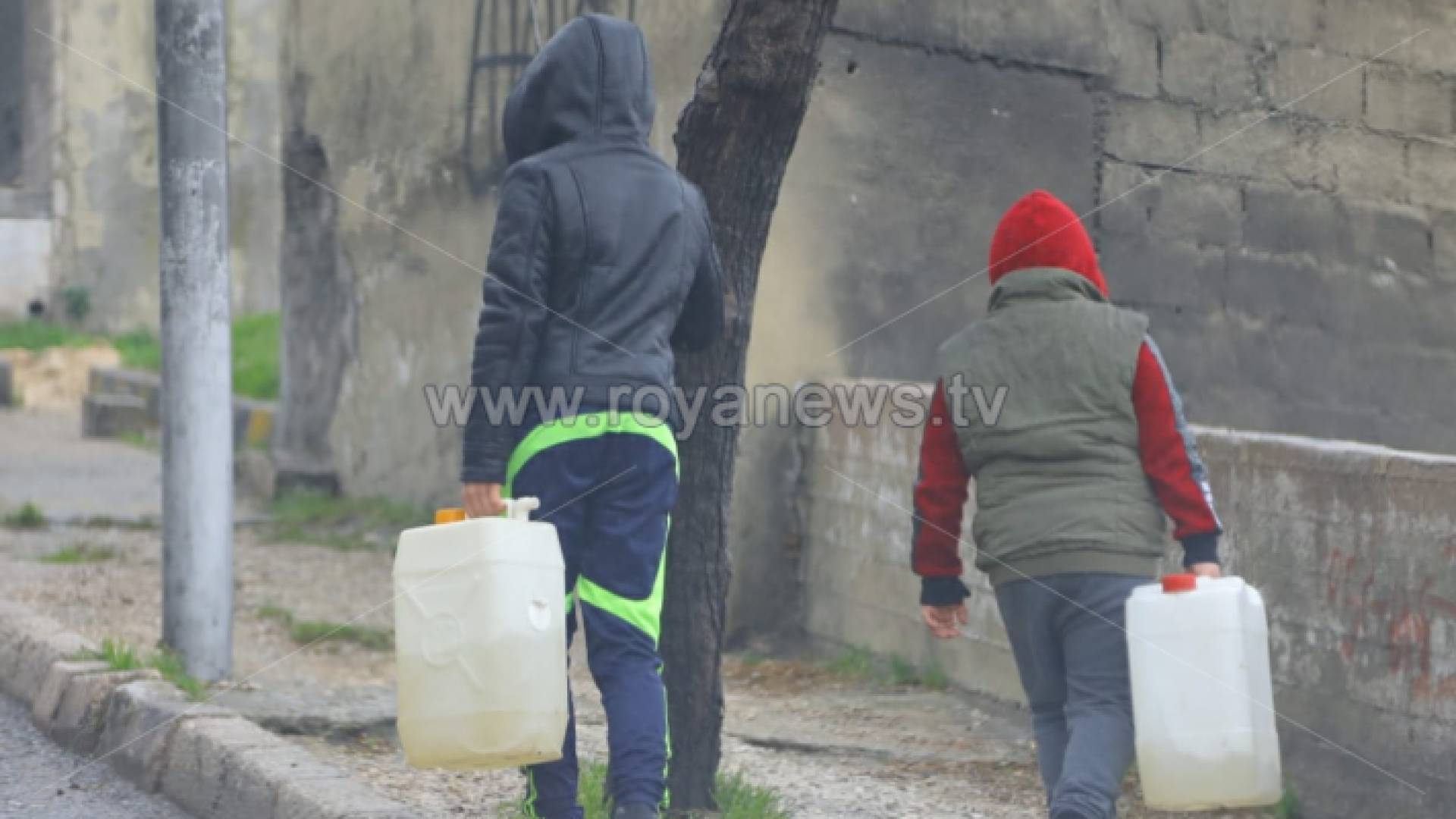 أطفال يحملون جالونات كاز - ارشيفية