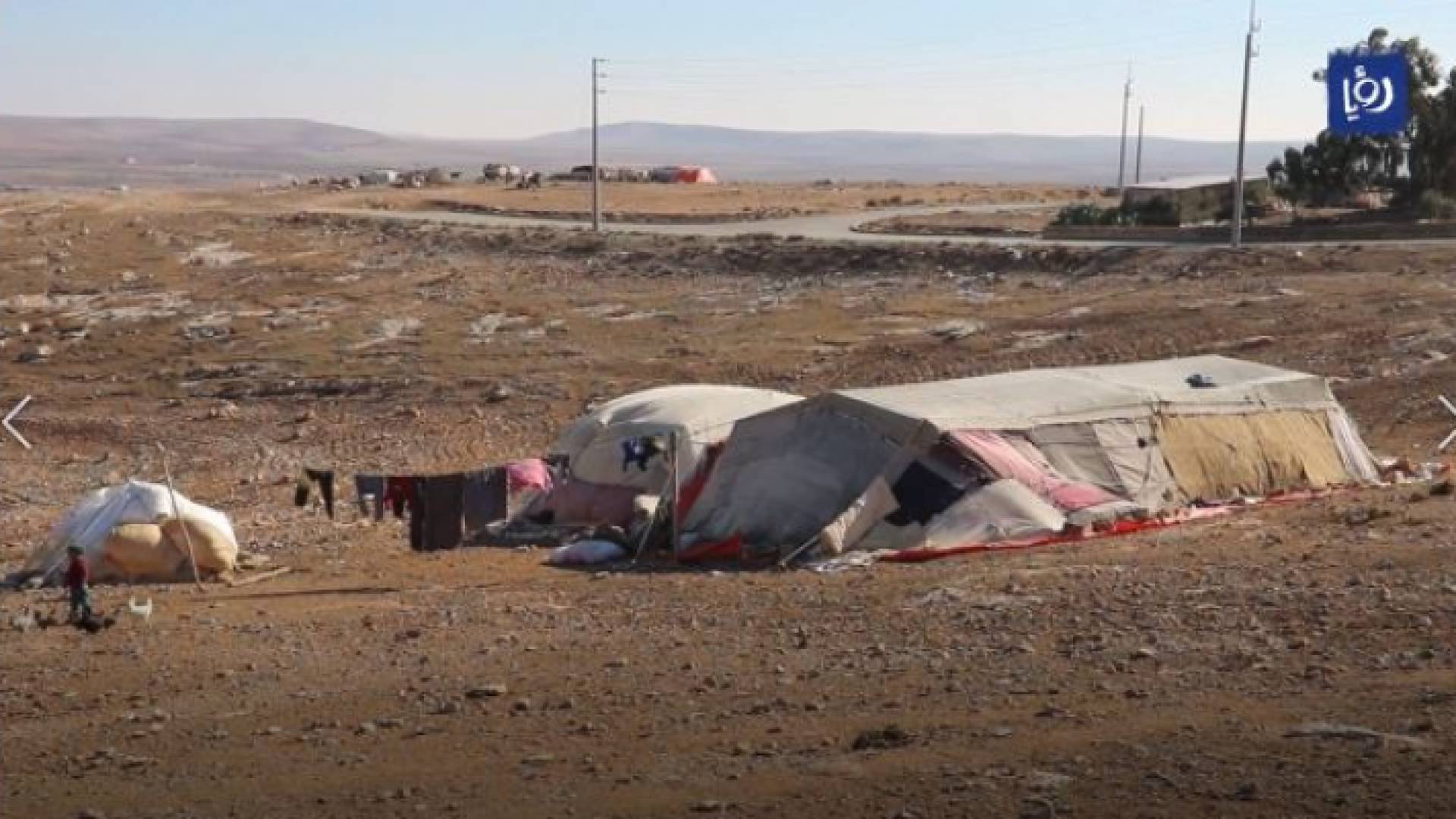 الخيمة التي يقطن بها إبراهيم العيدات وعائلته