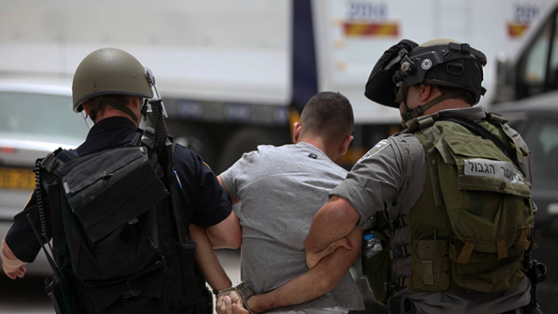عناصر من قوات الاحتلال تعتقل فلسطينيا - أرشيفية