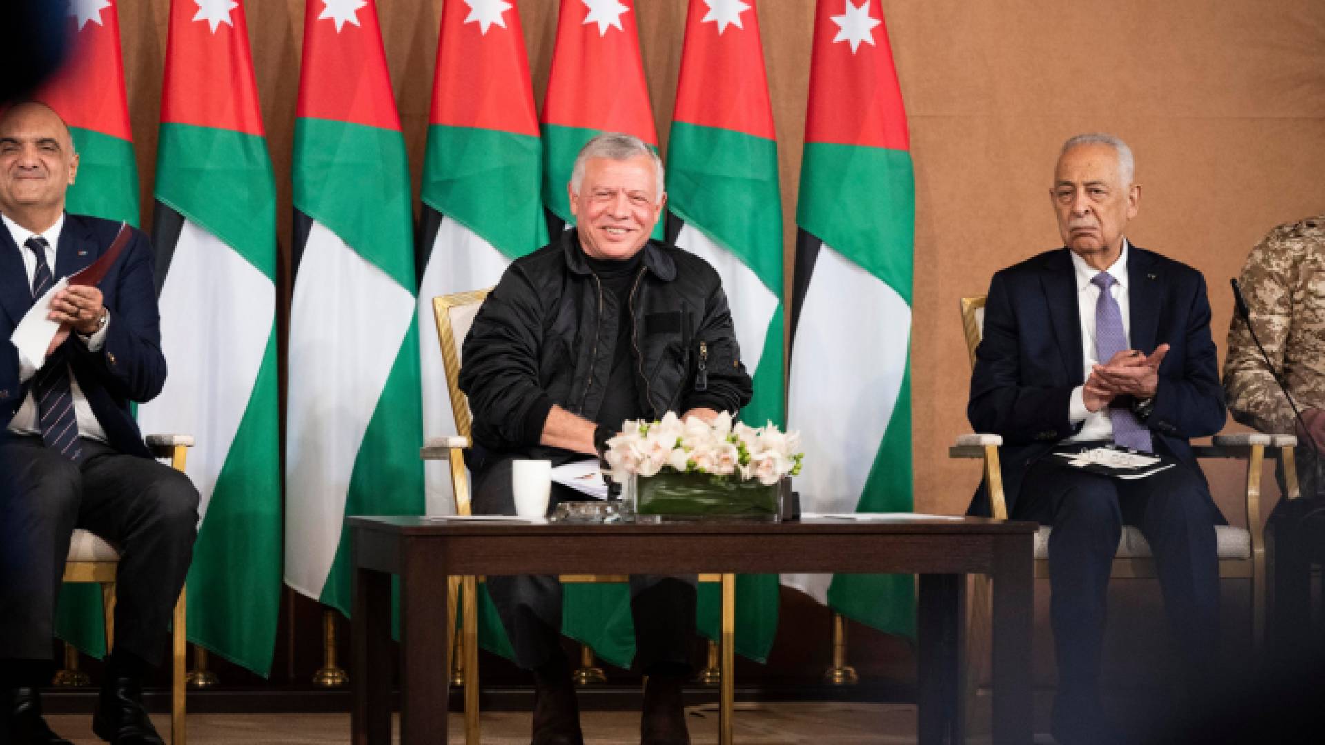 الملك خلال لقاء عدد من وجهاء وأهالي محافظة العقبة وممثلين عن قطاعات مختلفة فيها