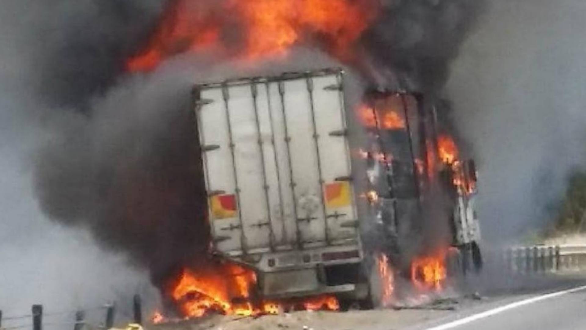 شاحنة مشتعلة - تعبيرية