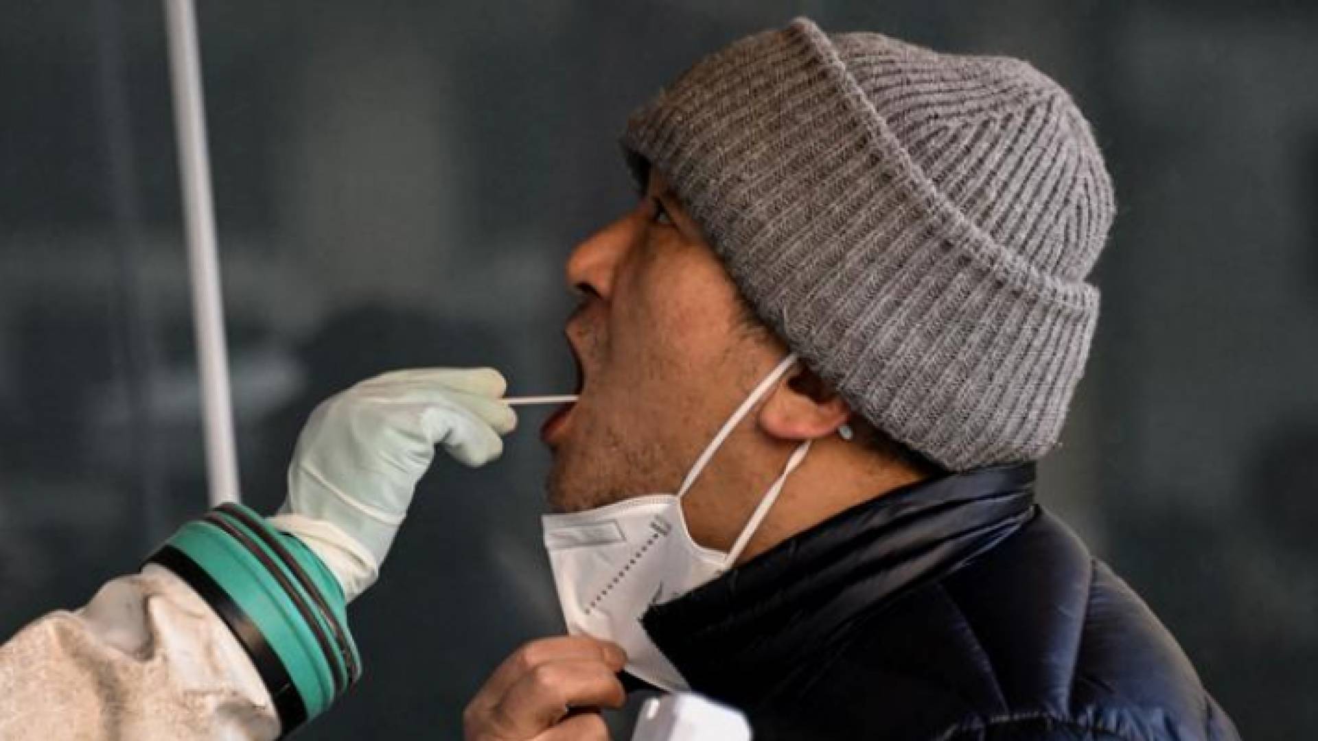 صيني يجري فحص كورونا