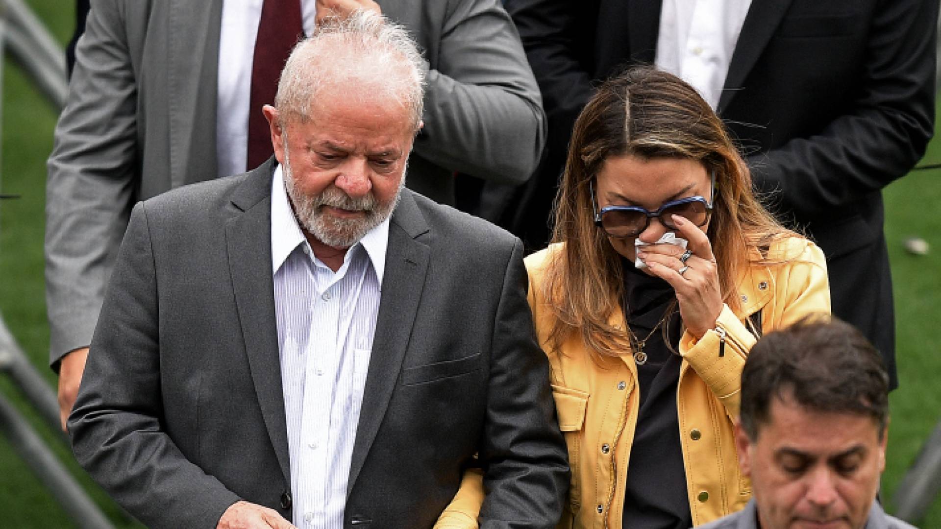 الرئيس البرازيلي وزوجته من جنازة بيليه