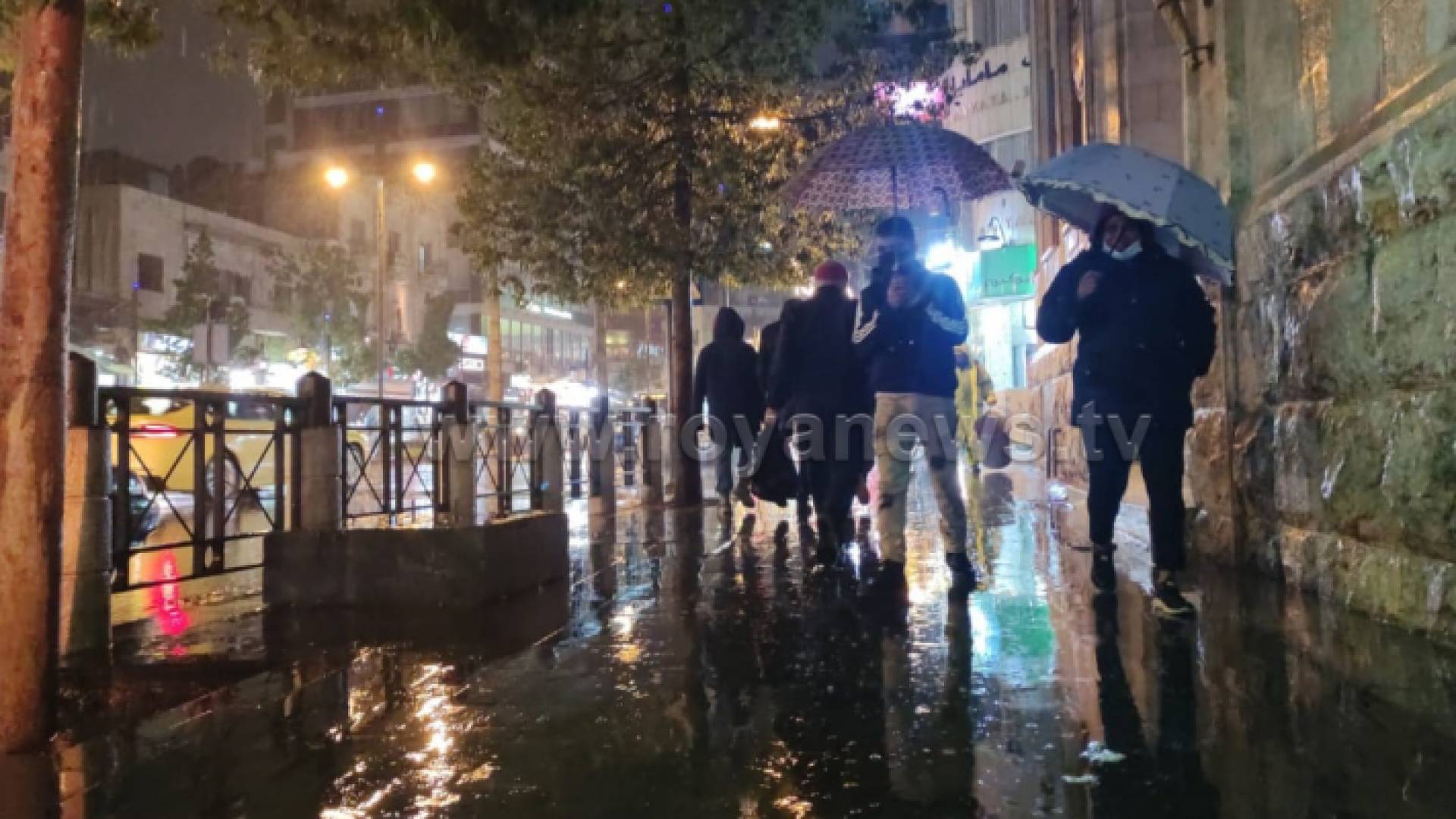 مواطنون في منطقة وسط البلد في العاصمة عمان