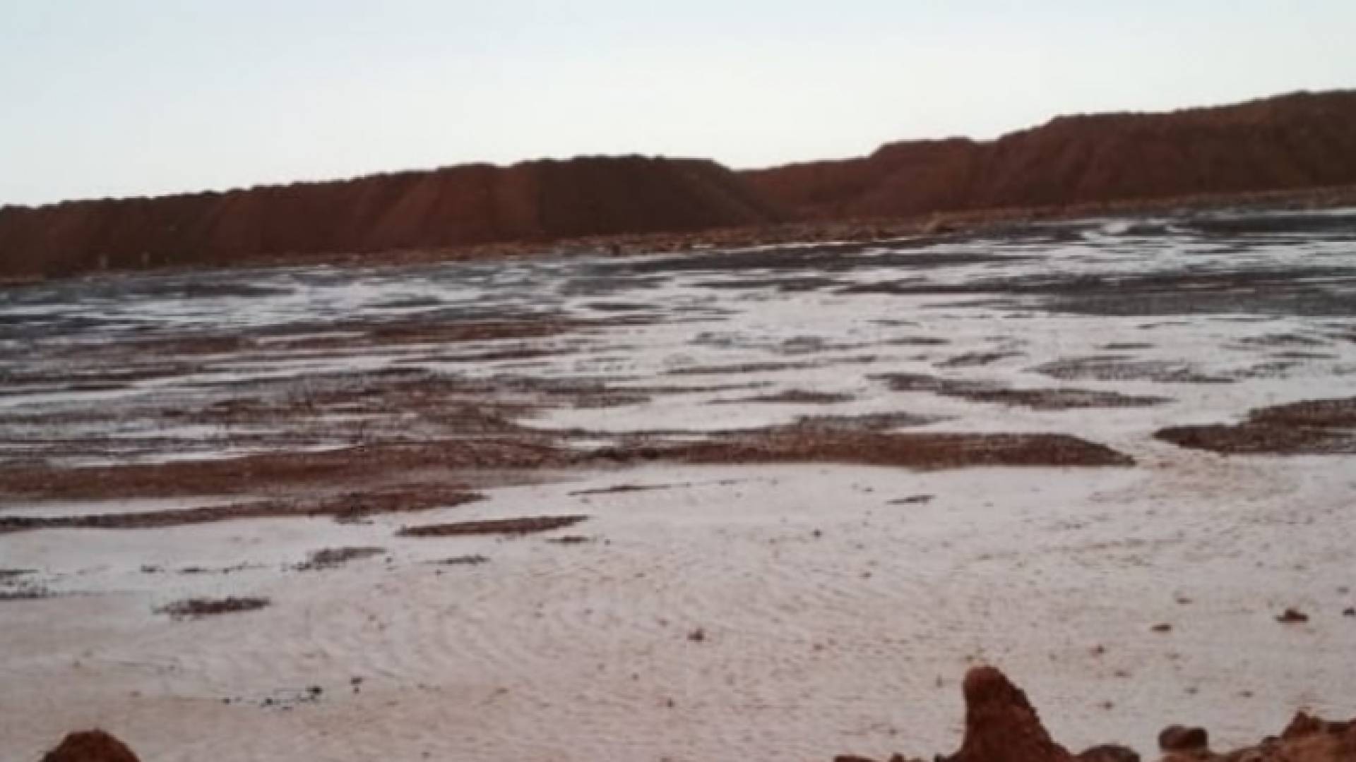 صورة أرشيفية من السيول على الطريق الصحرواي