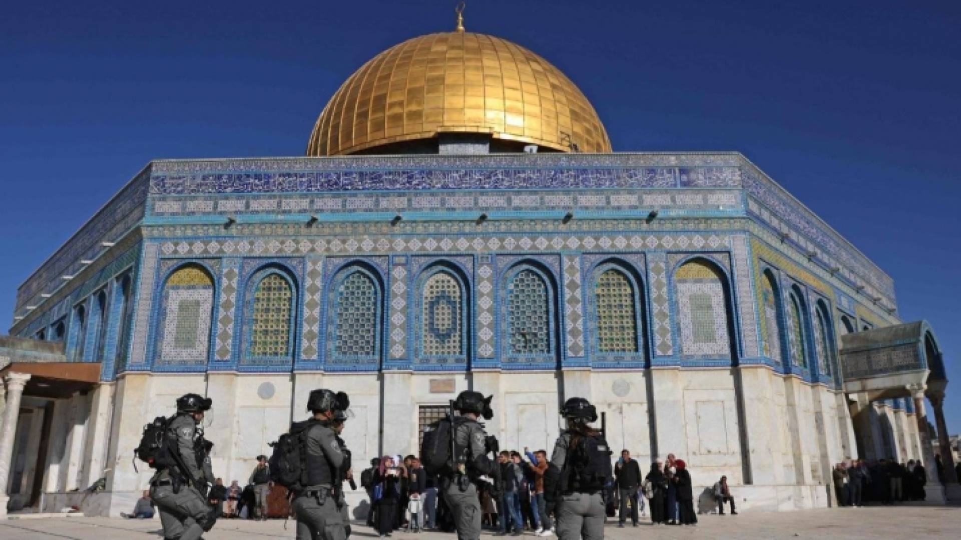 شرطة الاحنلال تقتحم قبة الصخرة