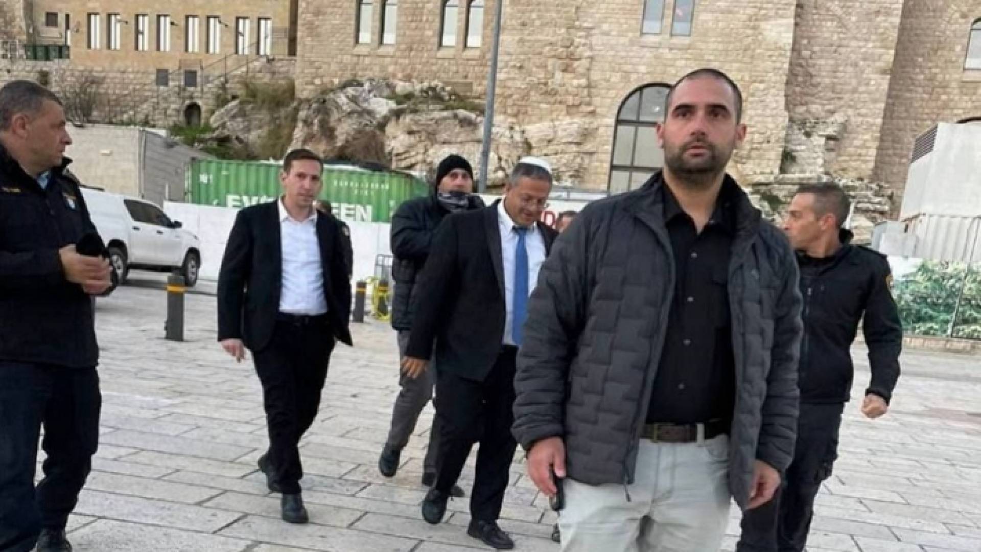 لحظة اقتحام وزير الامن القومي في الاحتلال الإسرائيلي إيتمار بن غفير للمسجد الأقصى المبارك