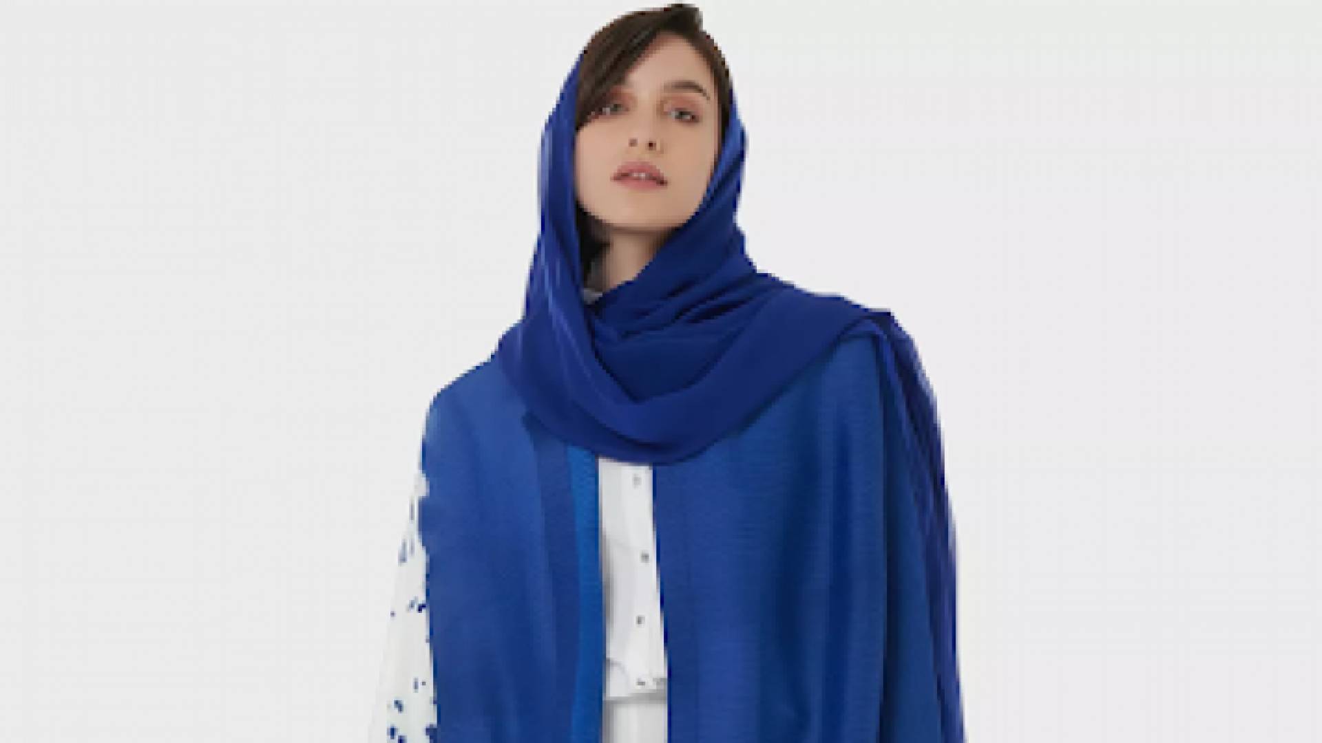 فتاة ترتدي عباءة