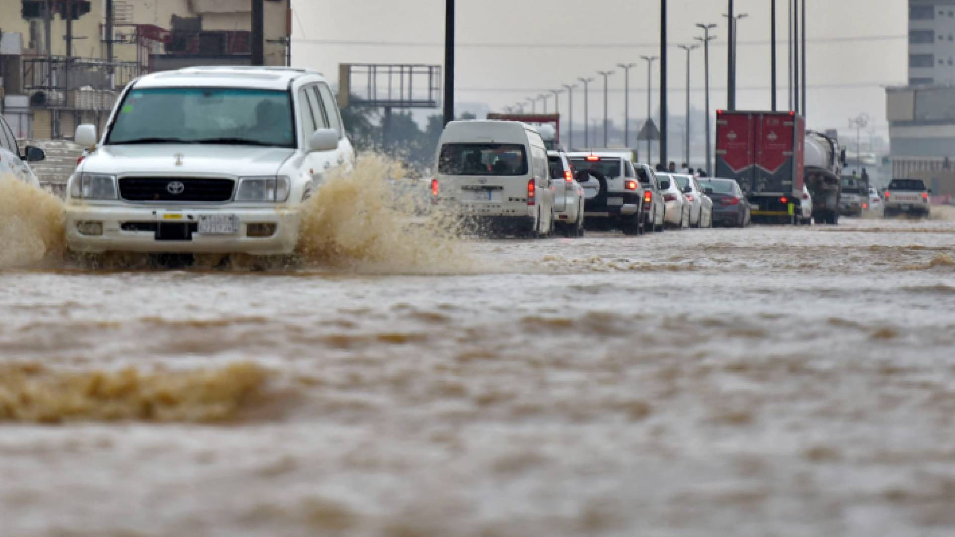 مركبات في أحد شوارع الرياض