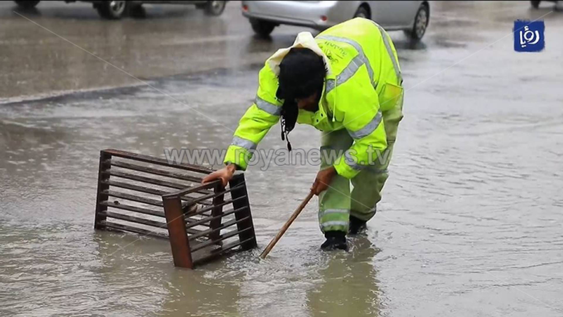 عامل وطن يقوم بفتح منهل