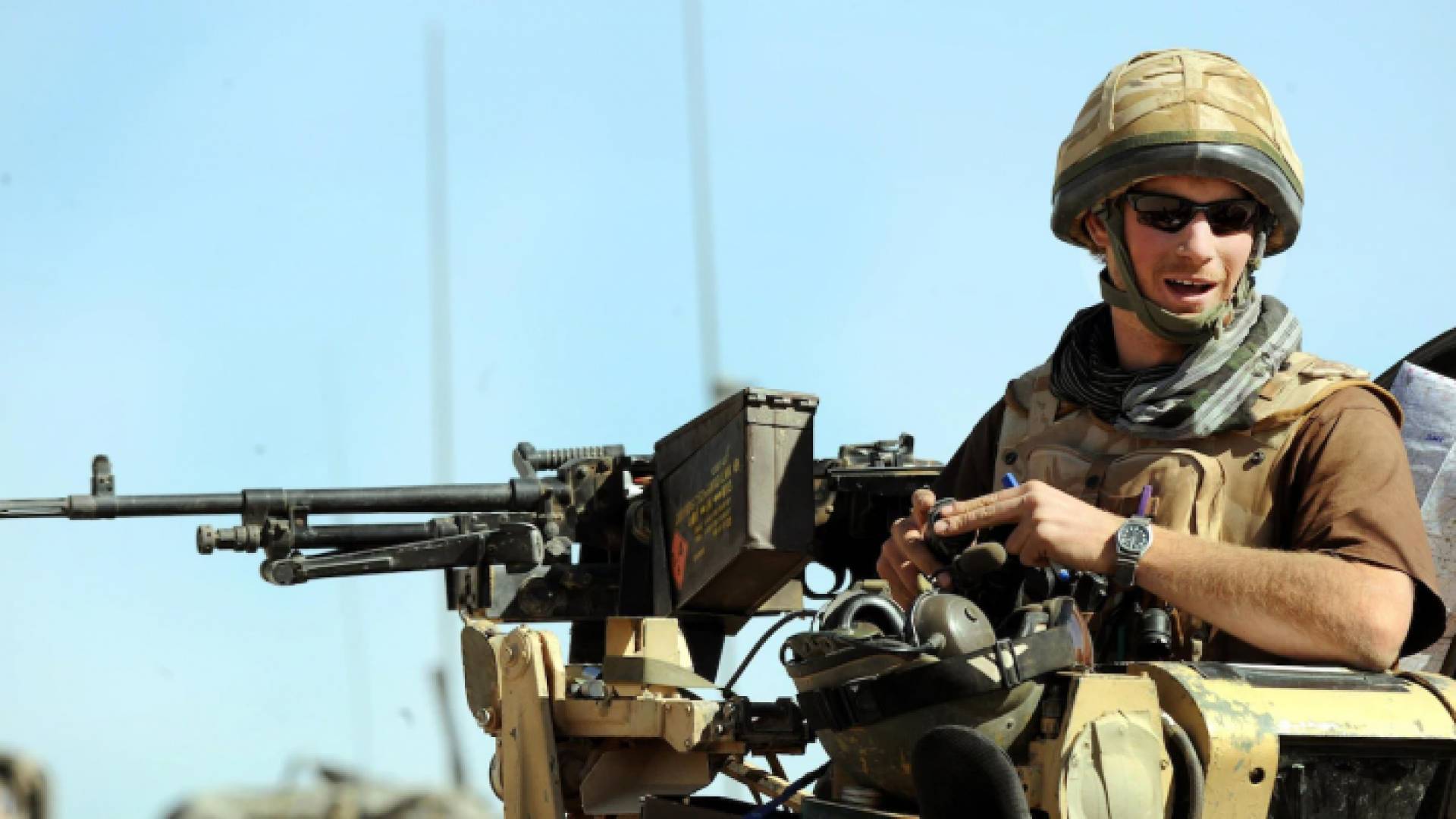 الأمير هاري على متن مركبة مدرعة خلال جولته في أفغانستان عام 2008