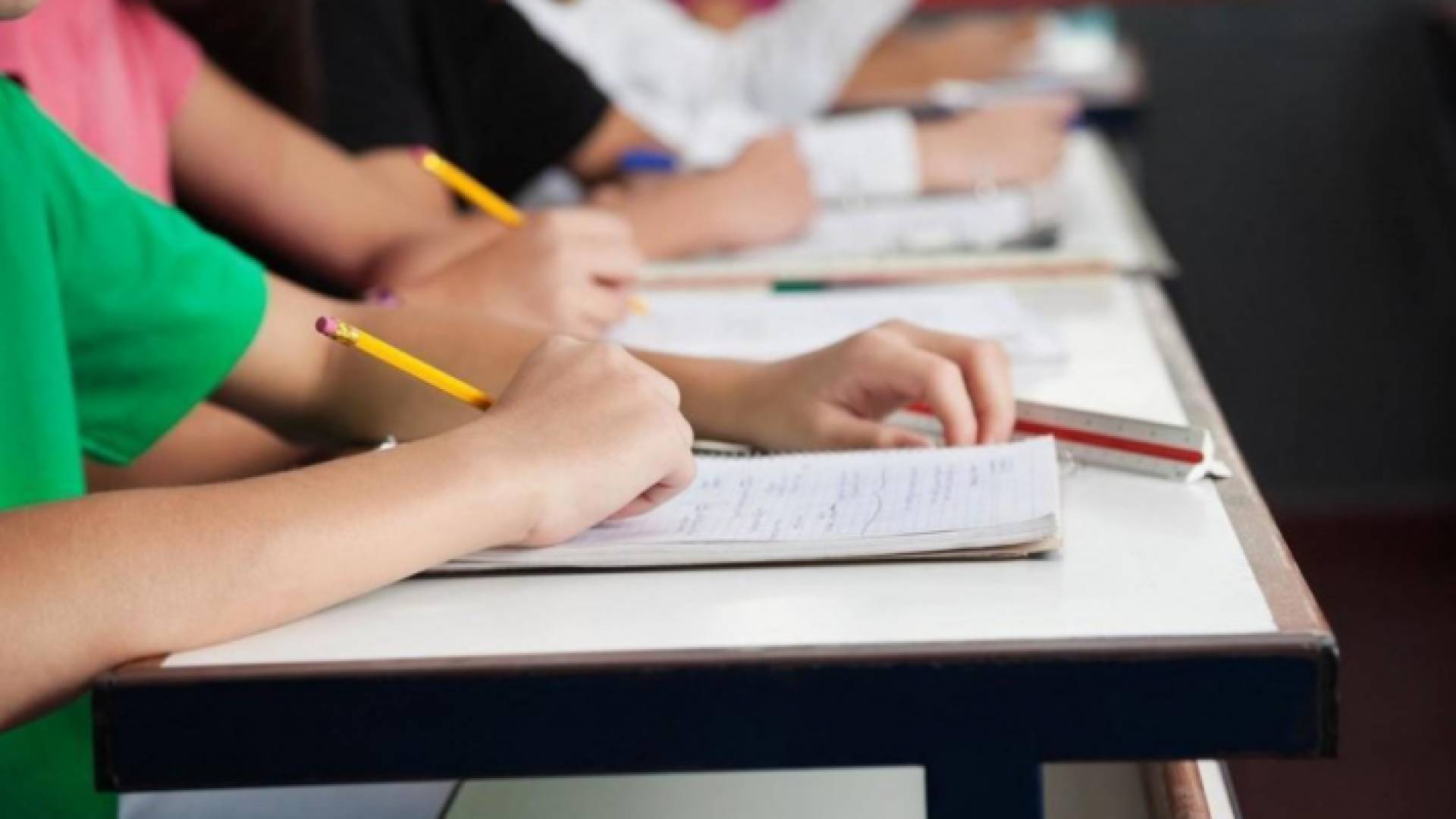 طلبة يؤدون امتحاناتهم