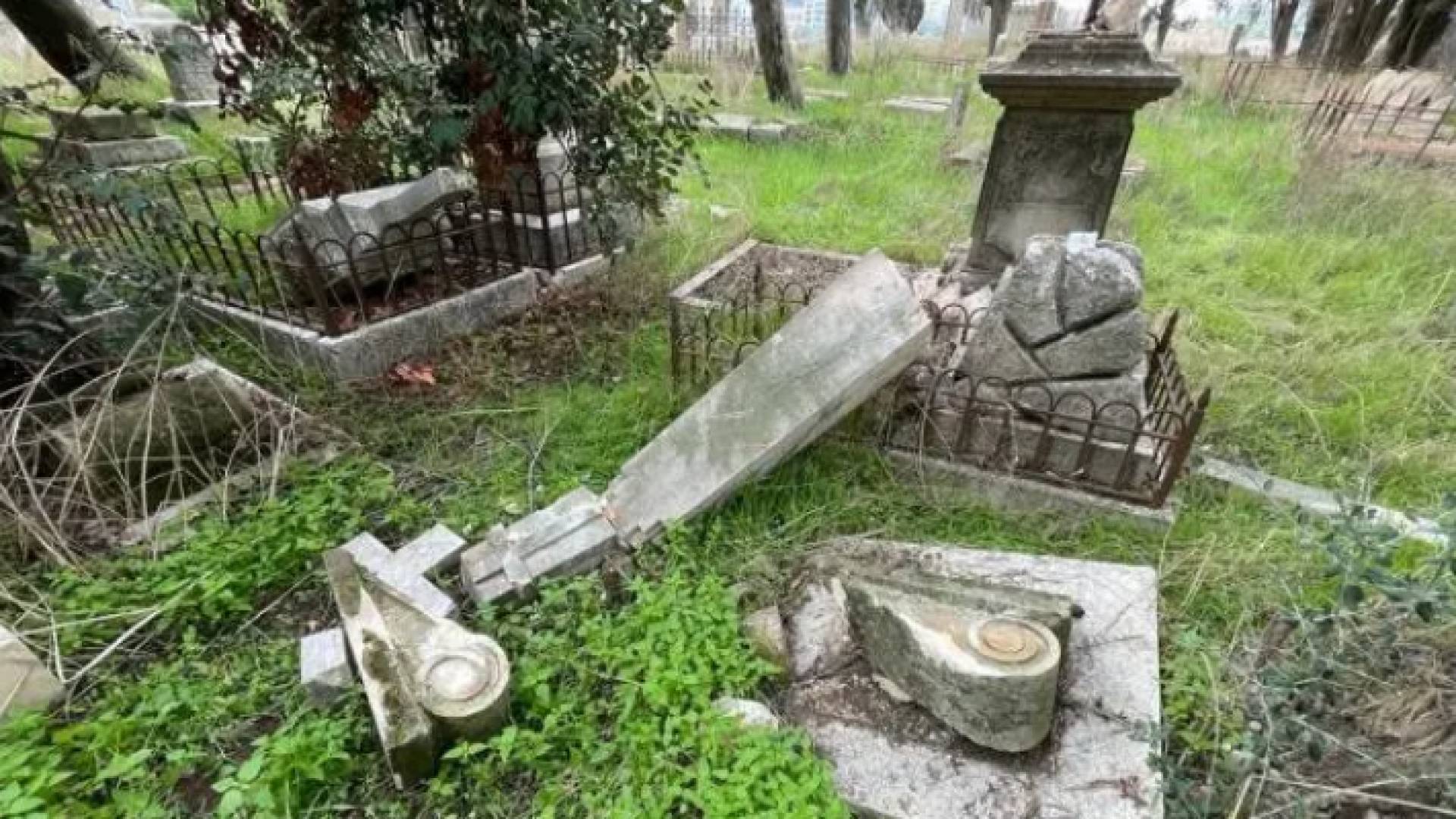 المقبرة البروتستانتية عقب الاعتداء عليها