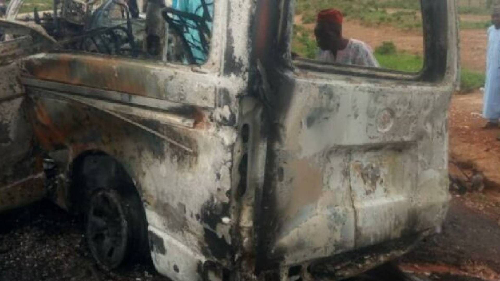 الحافلة بعد اشتعالها