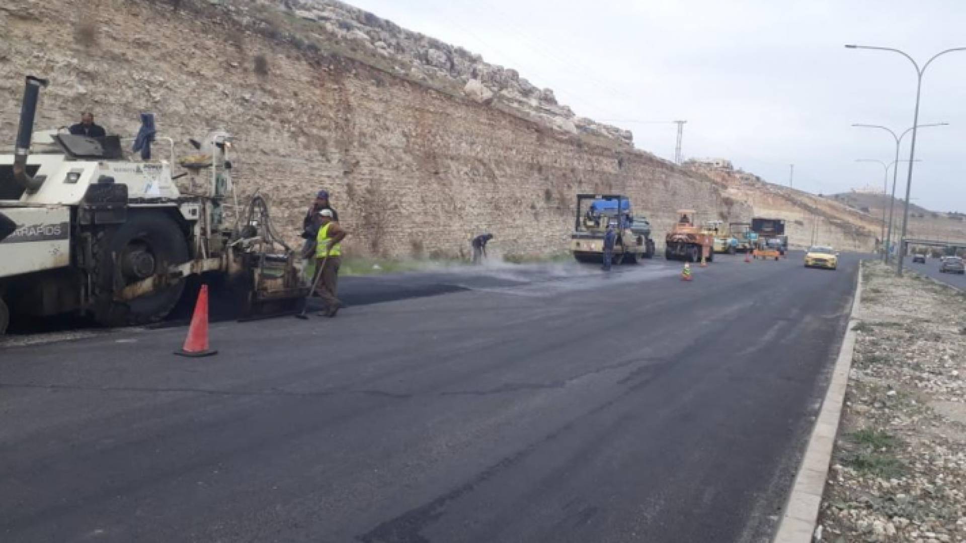 جانب من أعمال الصيانة على طريق ياجوز