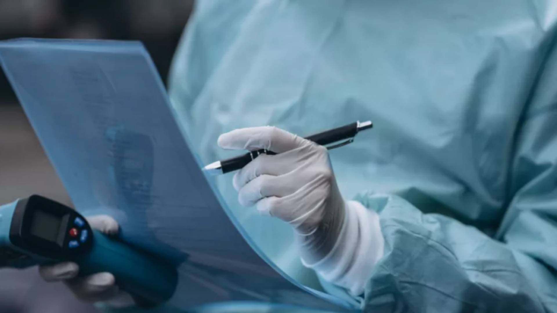 ممرض يدون ملاحظات