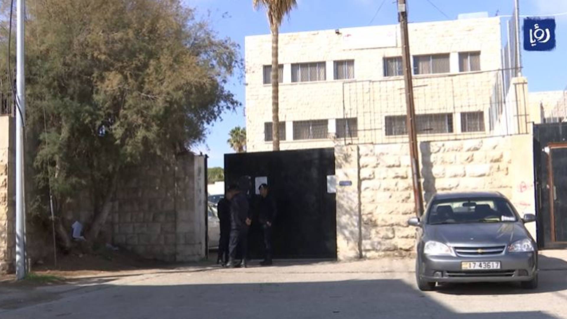 كوادر أمنية أمام بوابة مدرسة يتقدم داخلها طلبة لامتحان الثانوية العامة