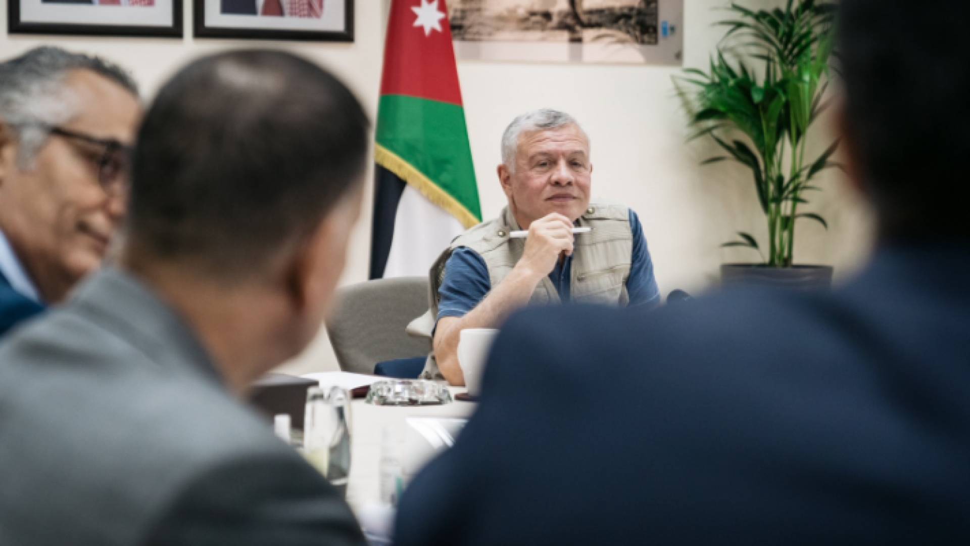 جلالته خلال لقائه في مركز زوار وادي رم مع المعنيين باللجنة