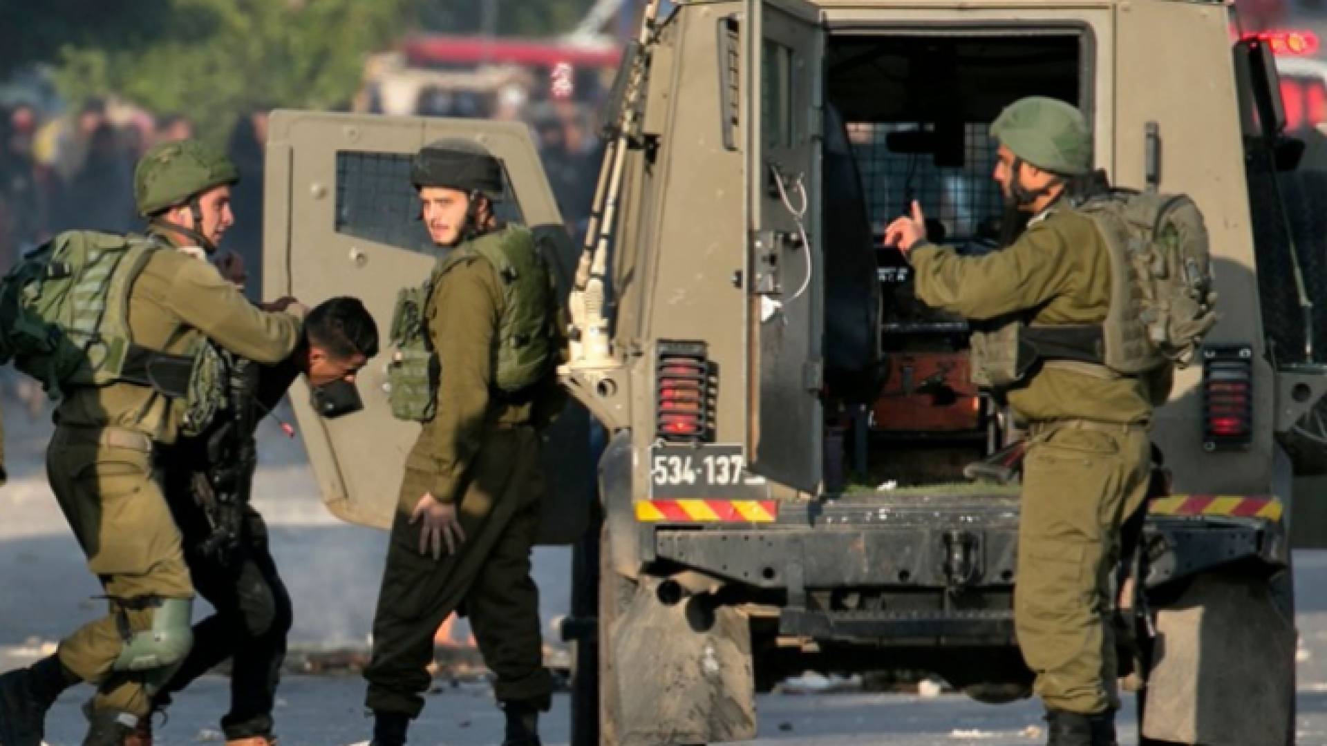 صورة أرشيفية لعناصر من قوات الاحتلال يعتقلون شابا فلسطينيا