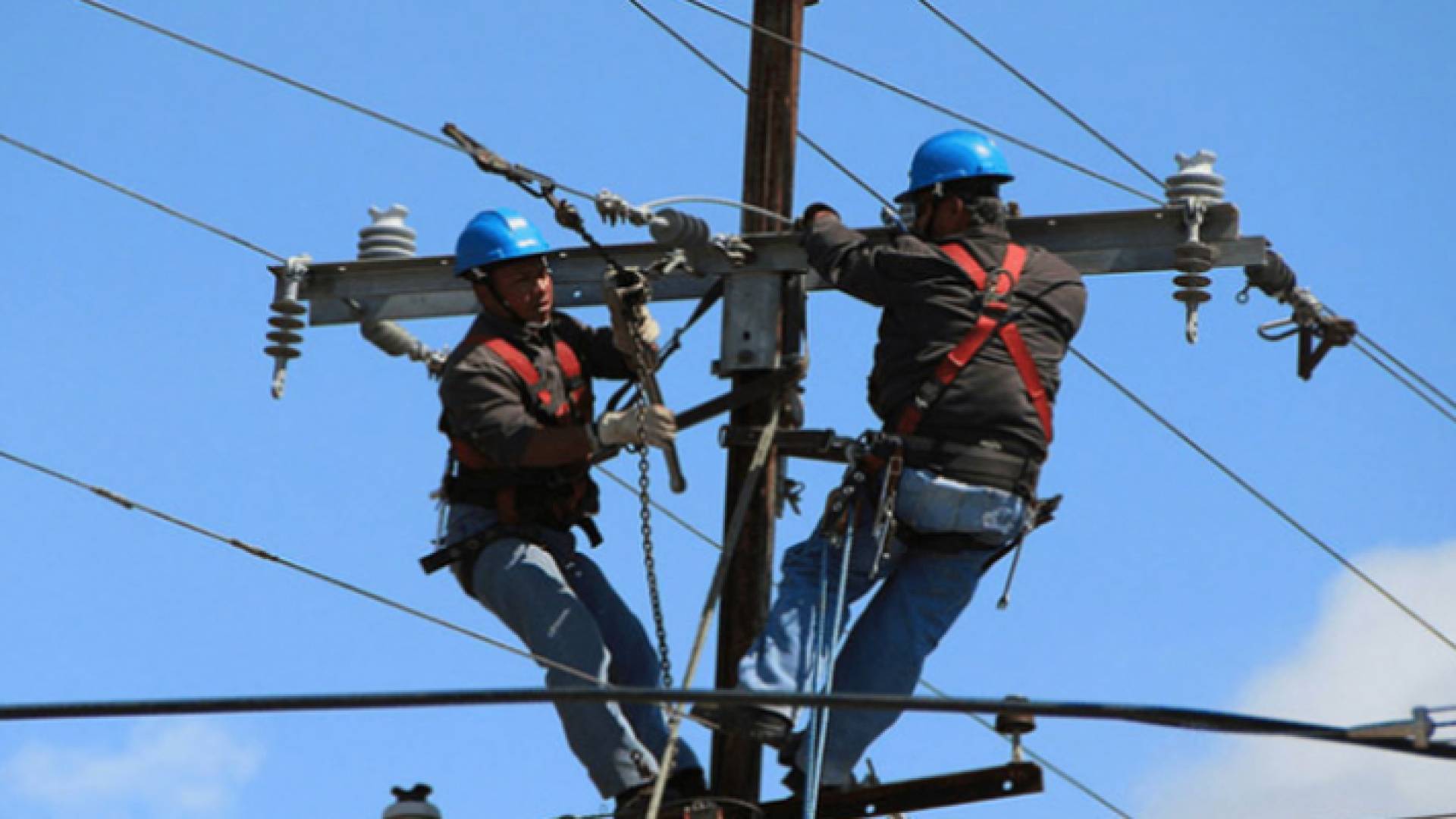 عاملون في الكهرباء