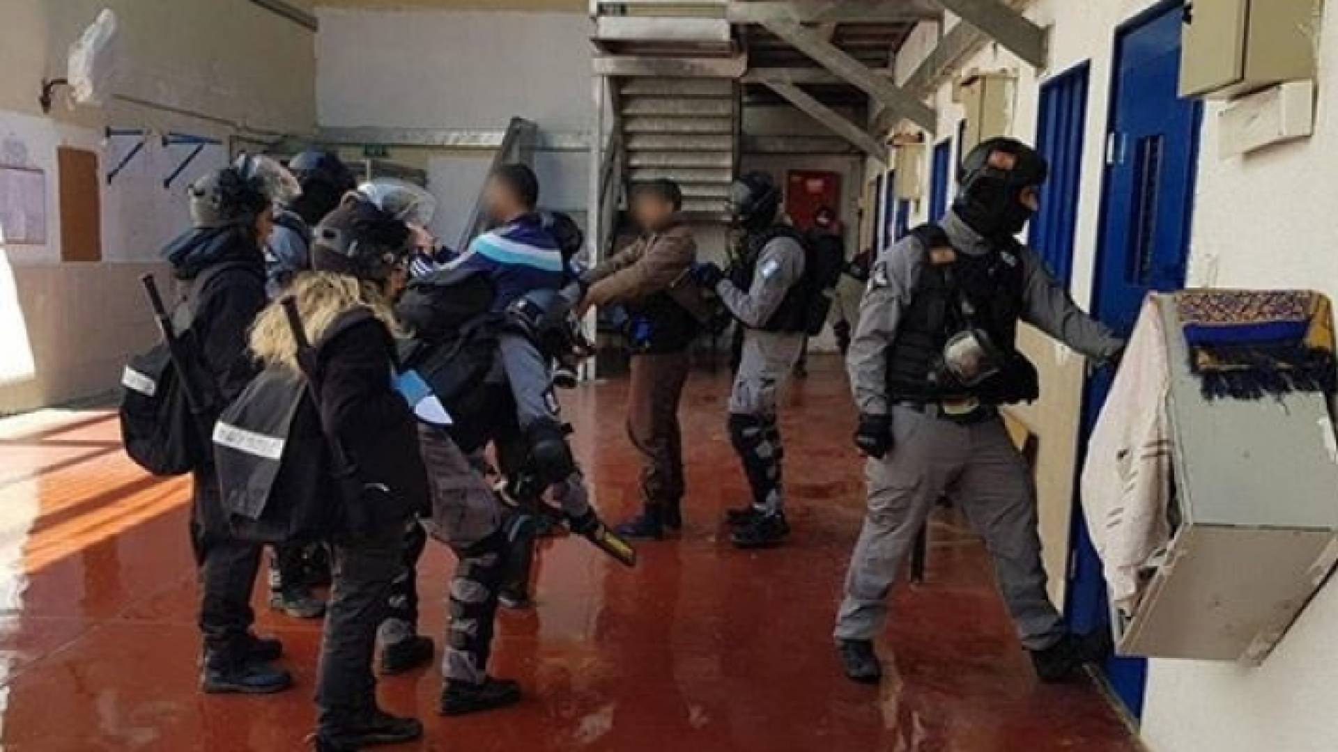 صورة أرشيفية لحملة مداهمات وتفتيش في السجون