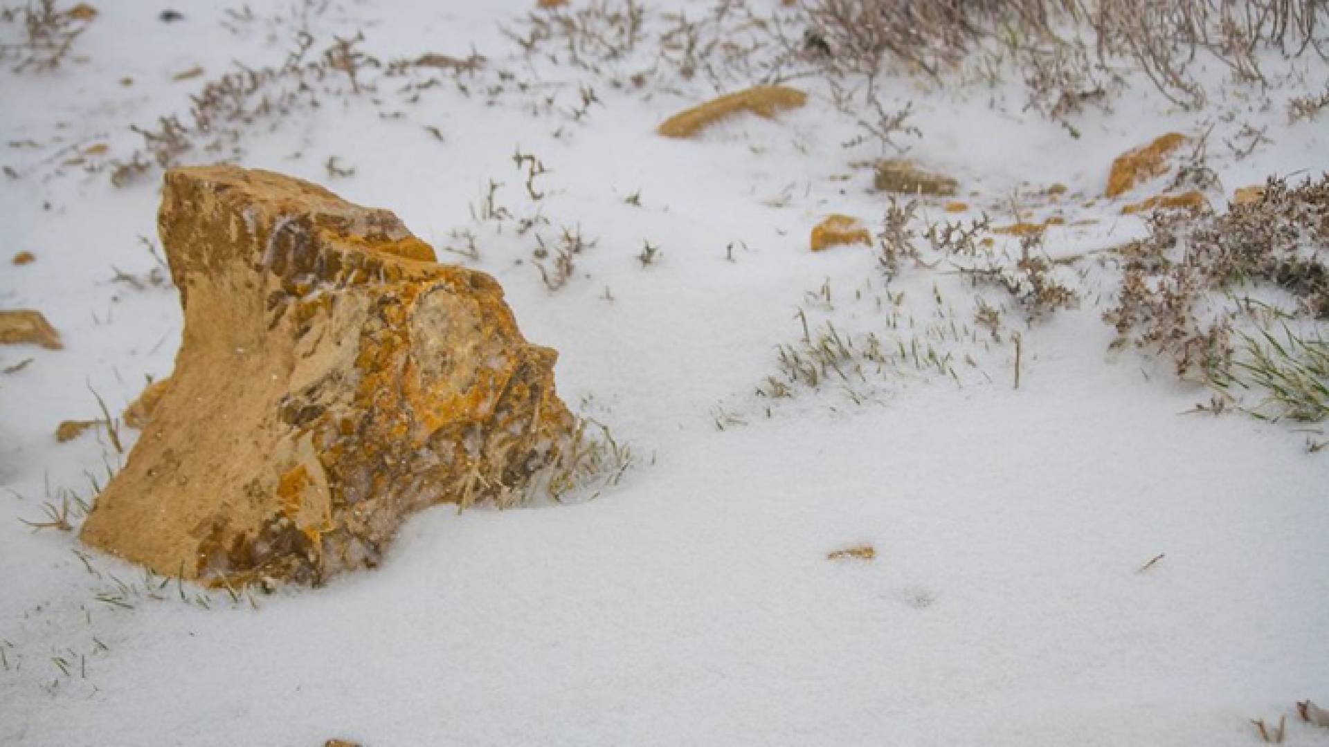 صورة أرشيفية للثلوج فوق المرتفعات الجنوبية للمملكة