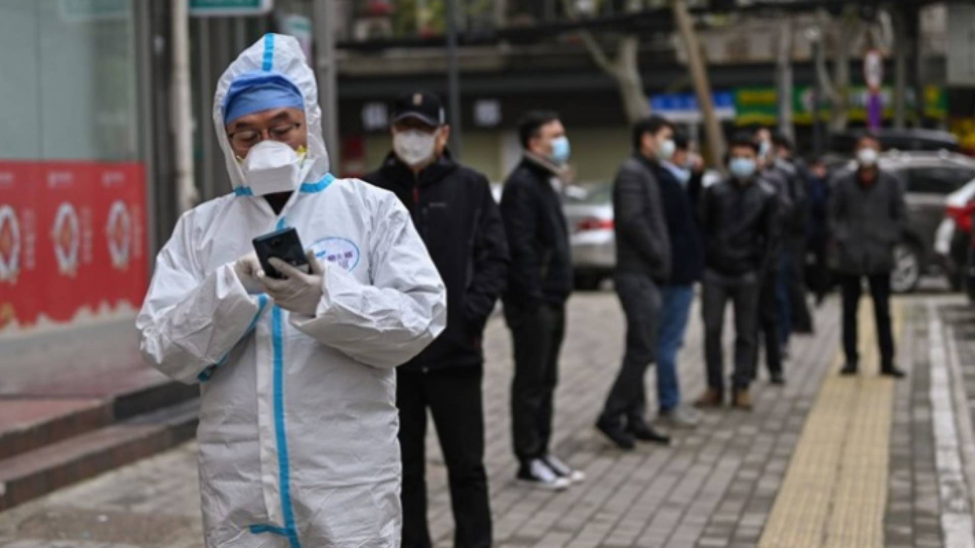 صورة أرشيفية لعامل في القطاع الصحي الصيني