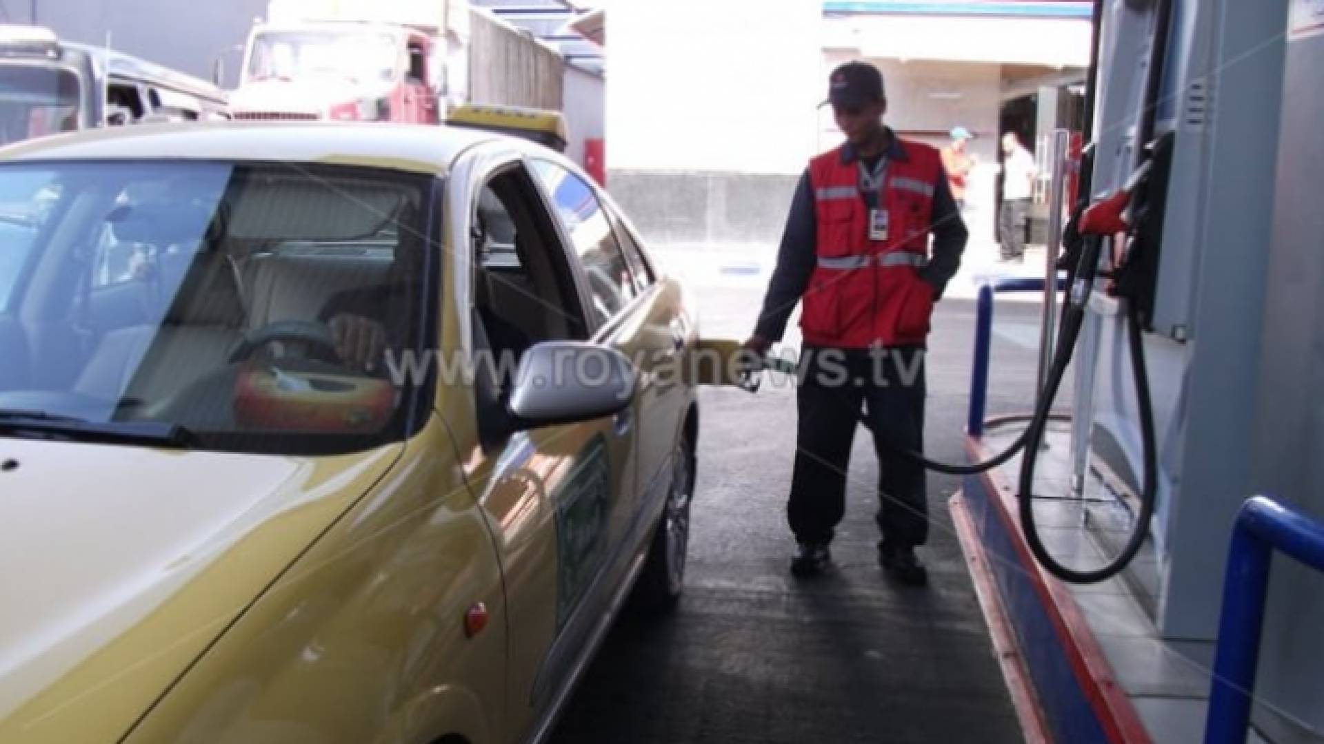 موظف في محطة تعبئة محروقات