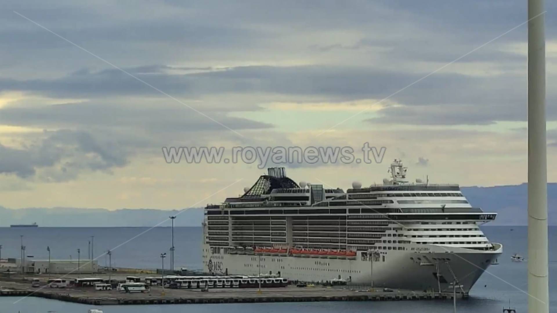 باخرة سياحية على متنها مئات السياح ترسو في العقبة