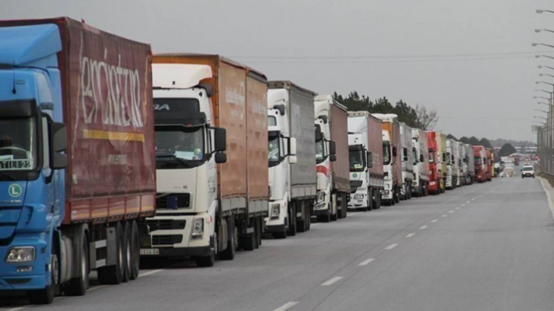 شاحنات تحمل مساعدات إنسانية إلى سوريا