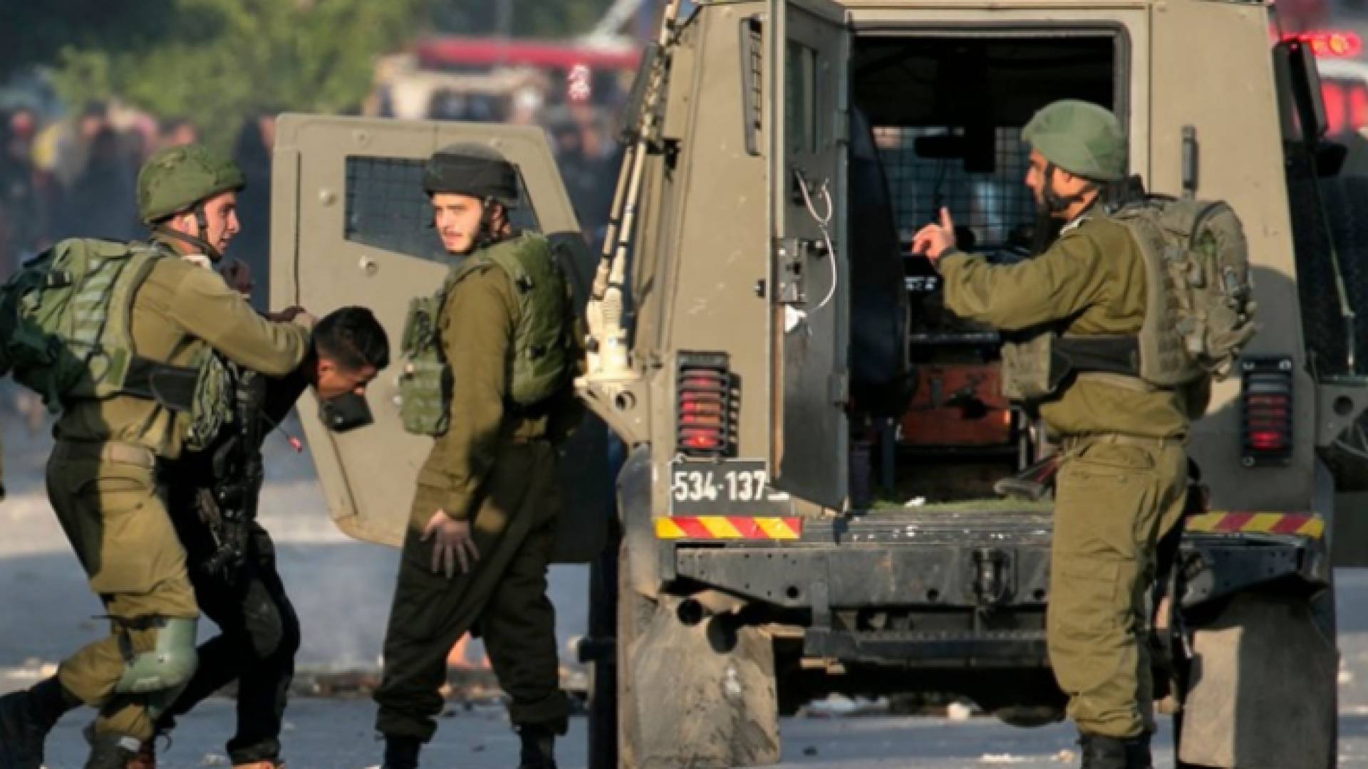 صورة أرشيفية لعناصر من قوات الاحتلال يعتقلون شابا فلسطينيا