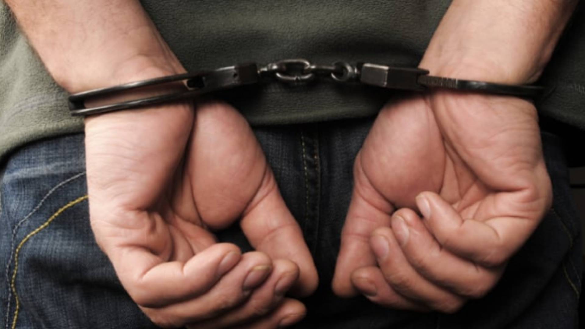 شخص مكبل اليدين