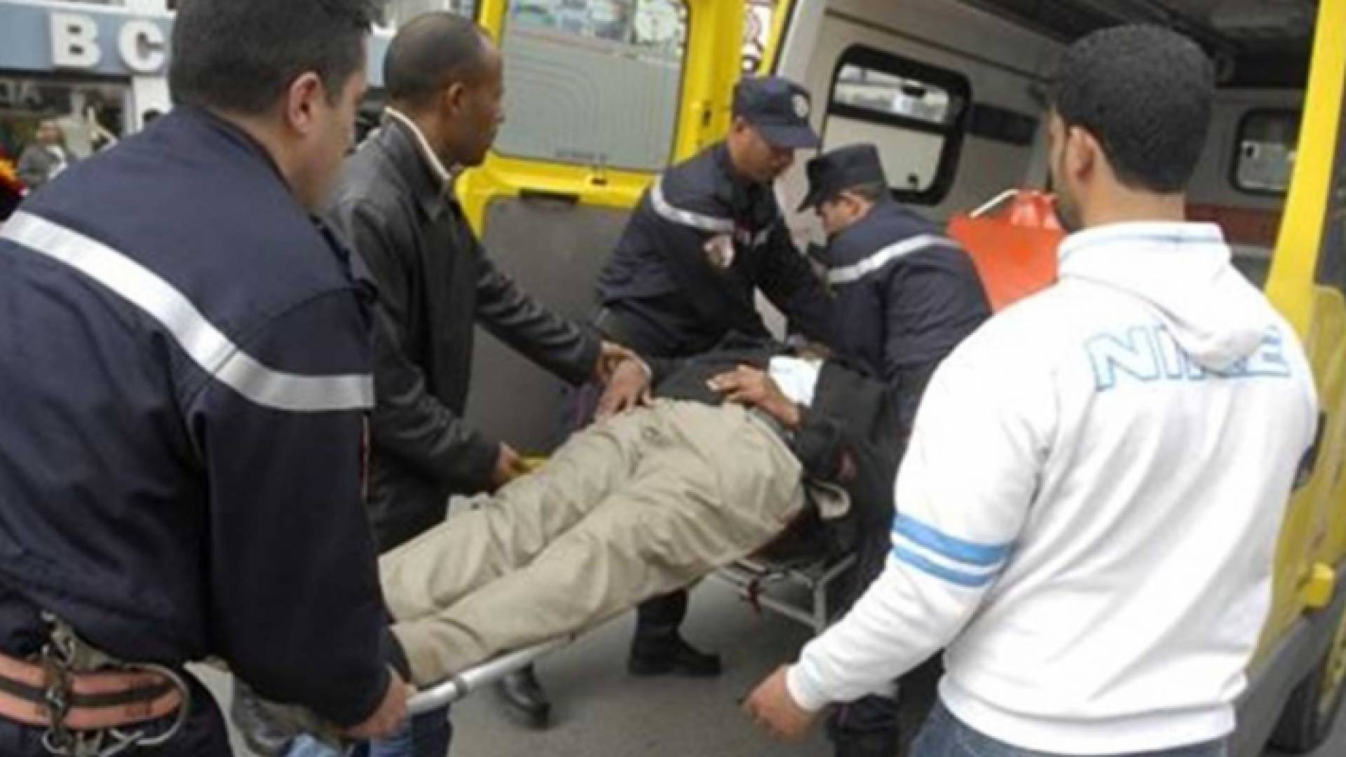 عناصر الحماية المدنية الجزائرية يسعفون مصابا بالاختناق