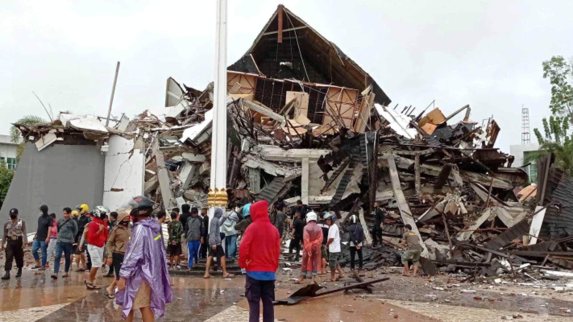 أضرار لحقت بمبان في إندونيسيا