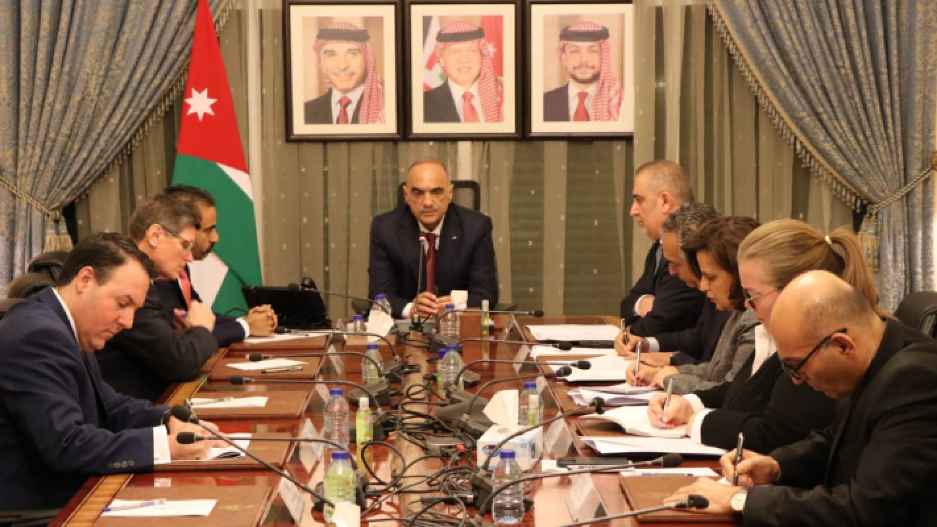 رئيس الوزراء الدكتور بشر الخصاونة خلال لقائه وفدا من منظمة رجال الأعمال التنفيذيين لمجموعة الأمن القومي الأمريكية