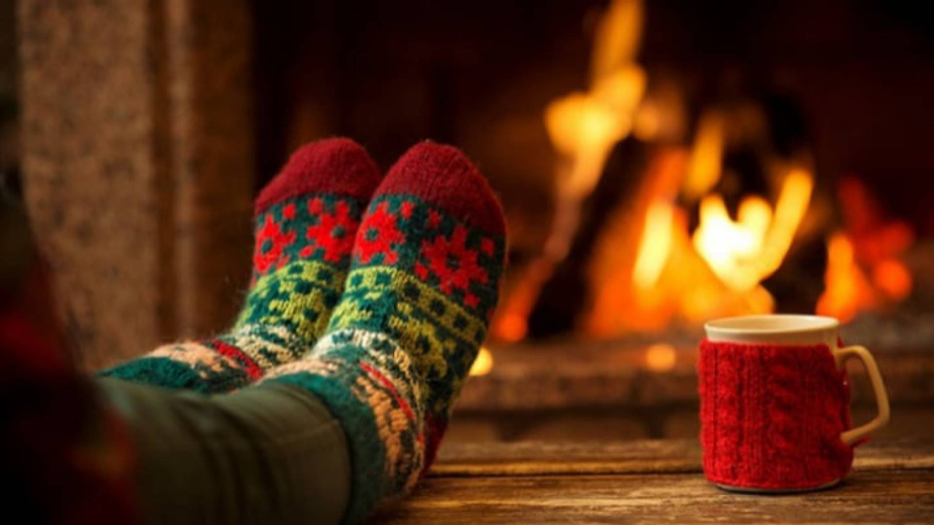 شخص أمام موقدة