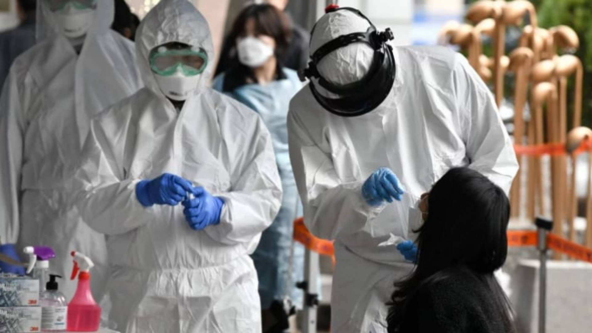 صورة أرشيفية لعامل في القطاع الصحي الصيني يأخذ عينة كورونا