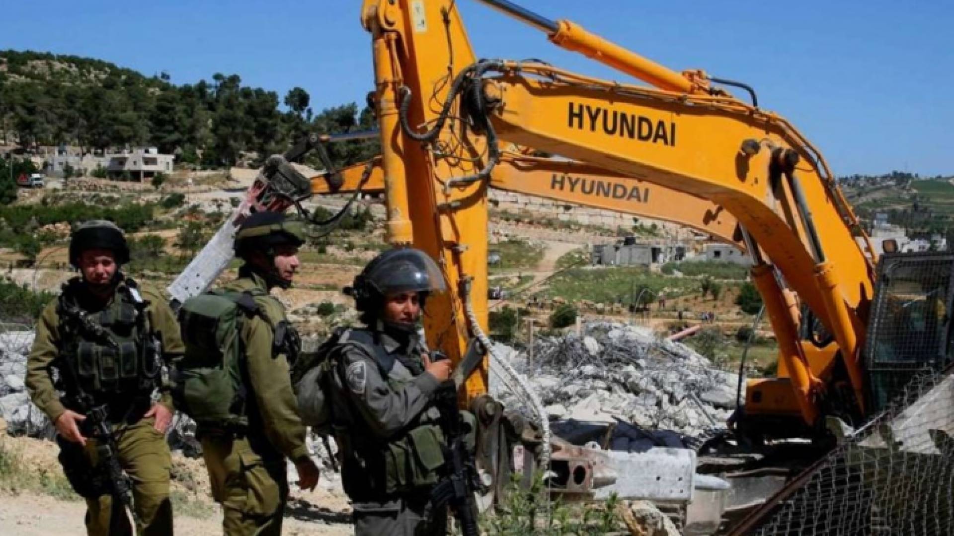 عناصر من الاحتلال تهدم منزلا فلسطينيا - أرشيفية
