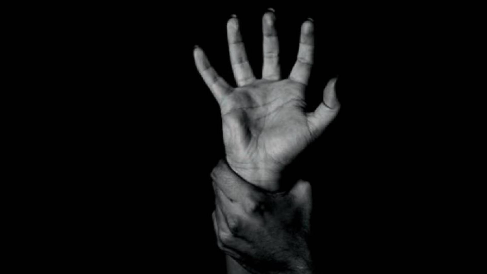 صورة تعبيرية لفتاة معنفة