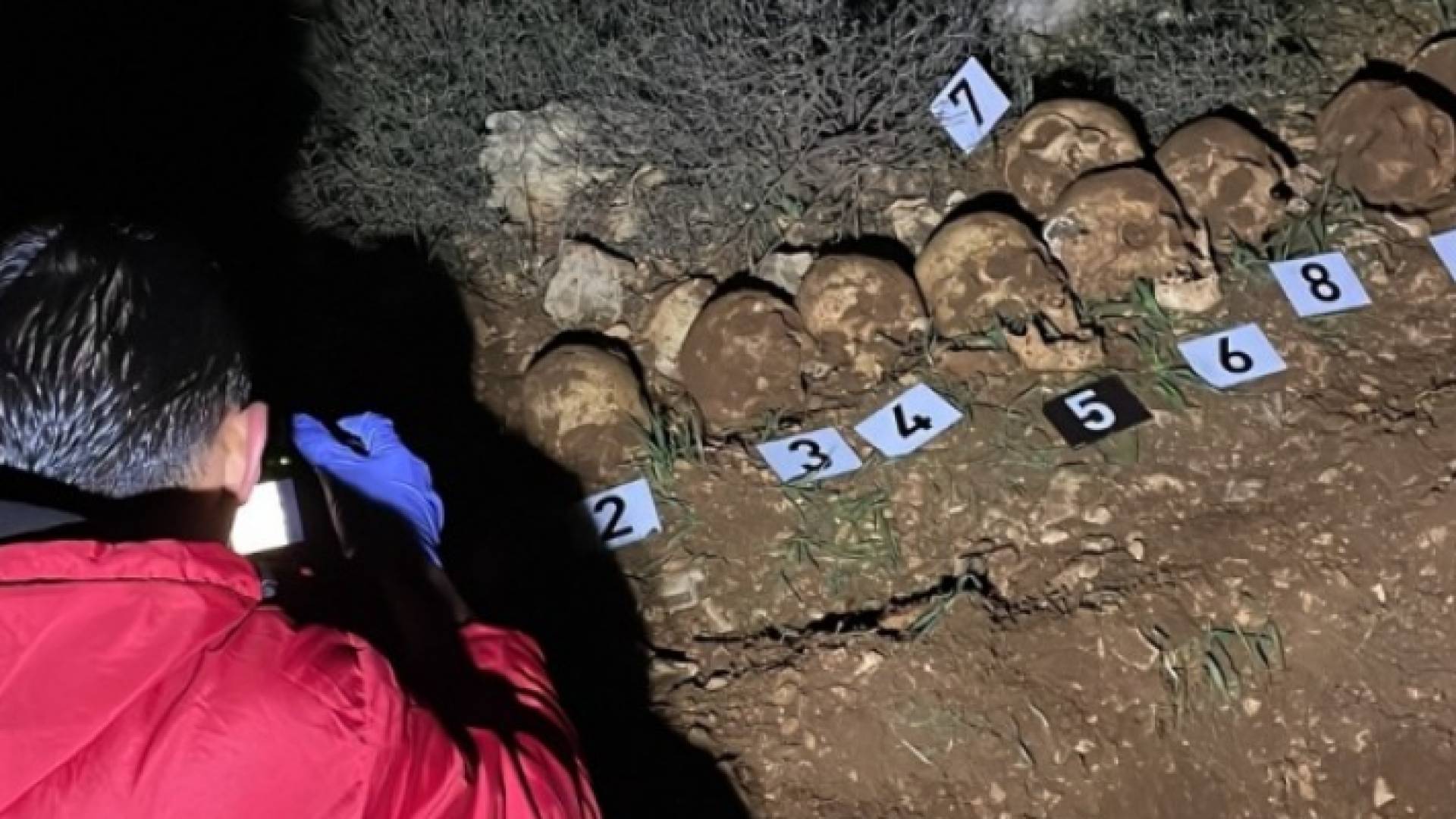 رفات 11 شخصا