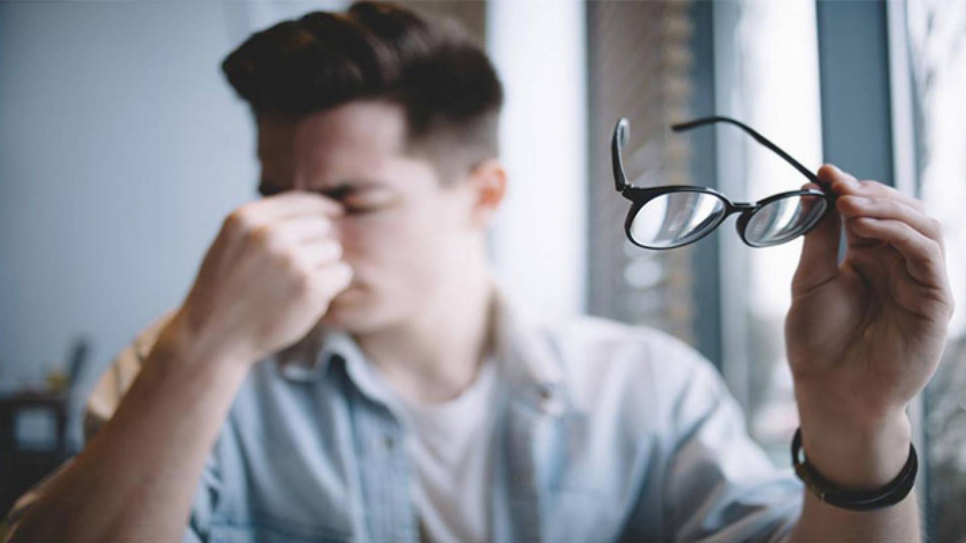 شخص يعاني من ضعف بصر
