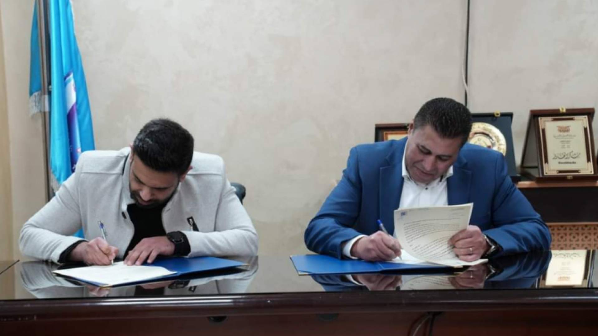 أثناء توقيع الاتفاقية