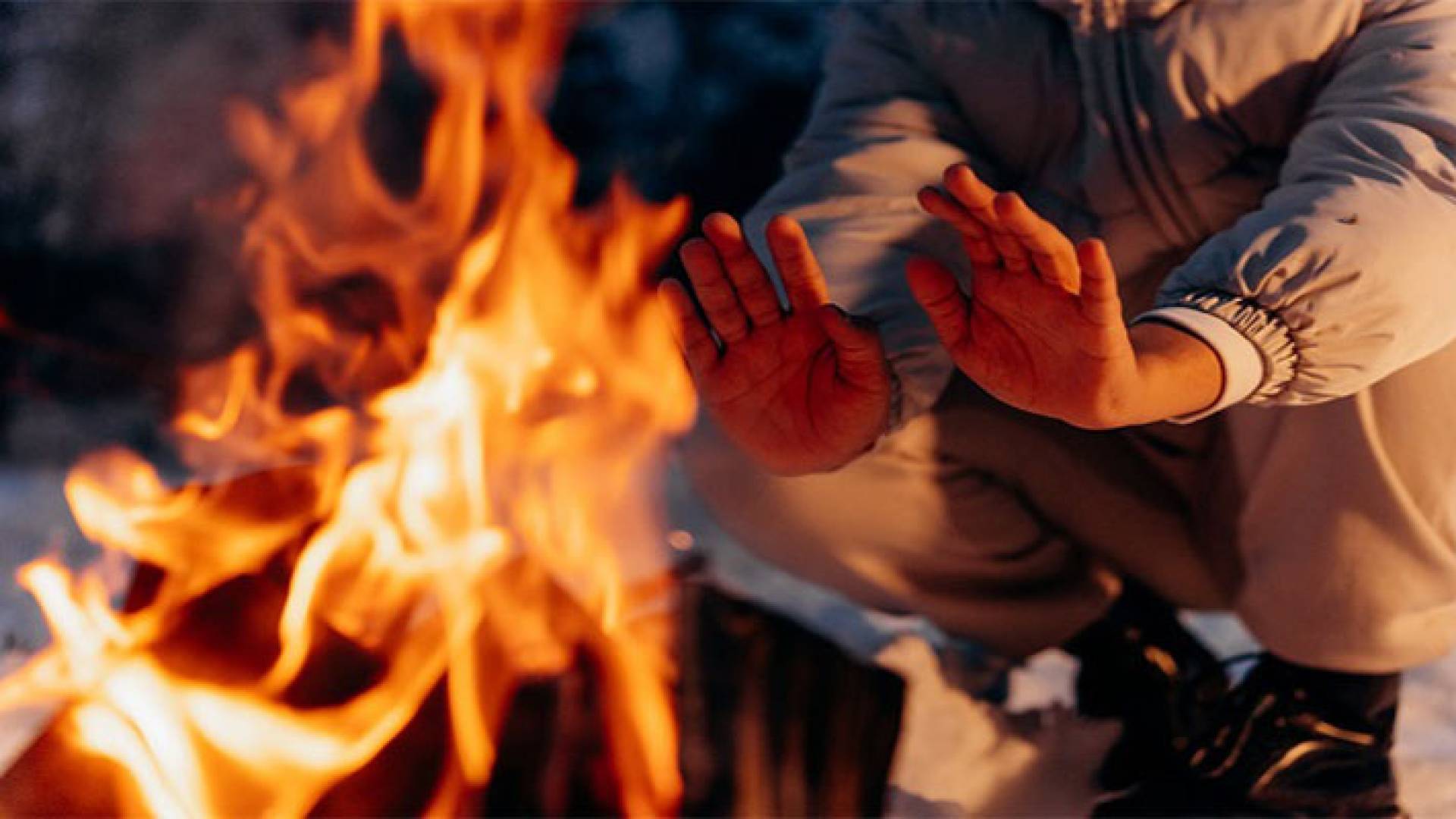 فتاة أمام موقدة حطب