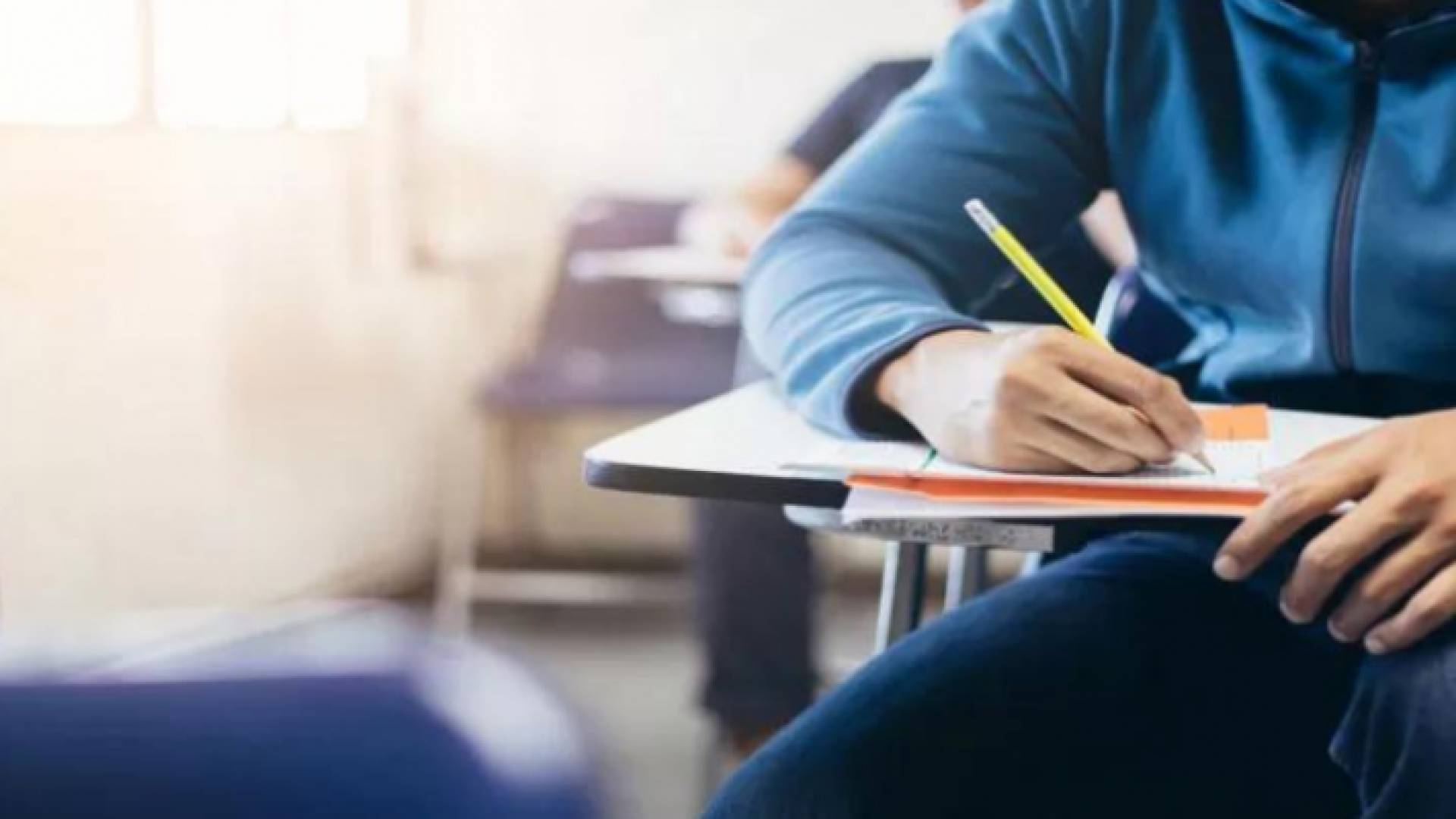 طالب يتقدم لامتحان