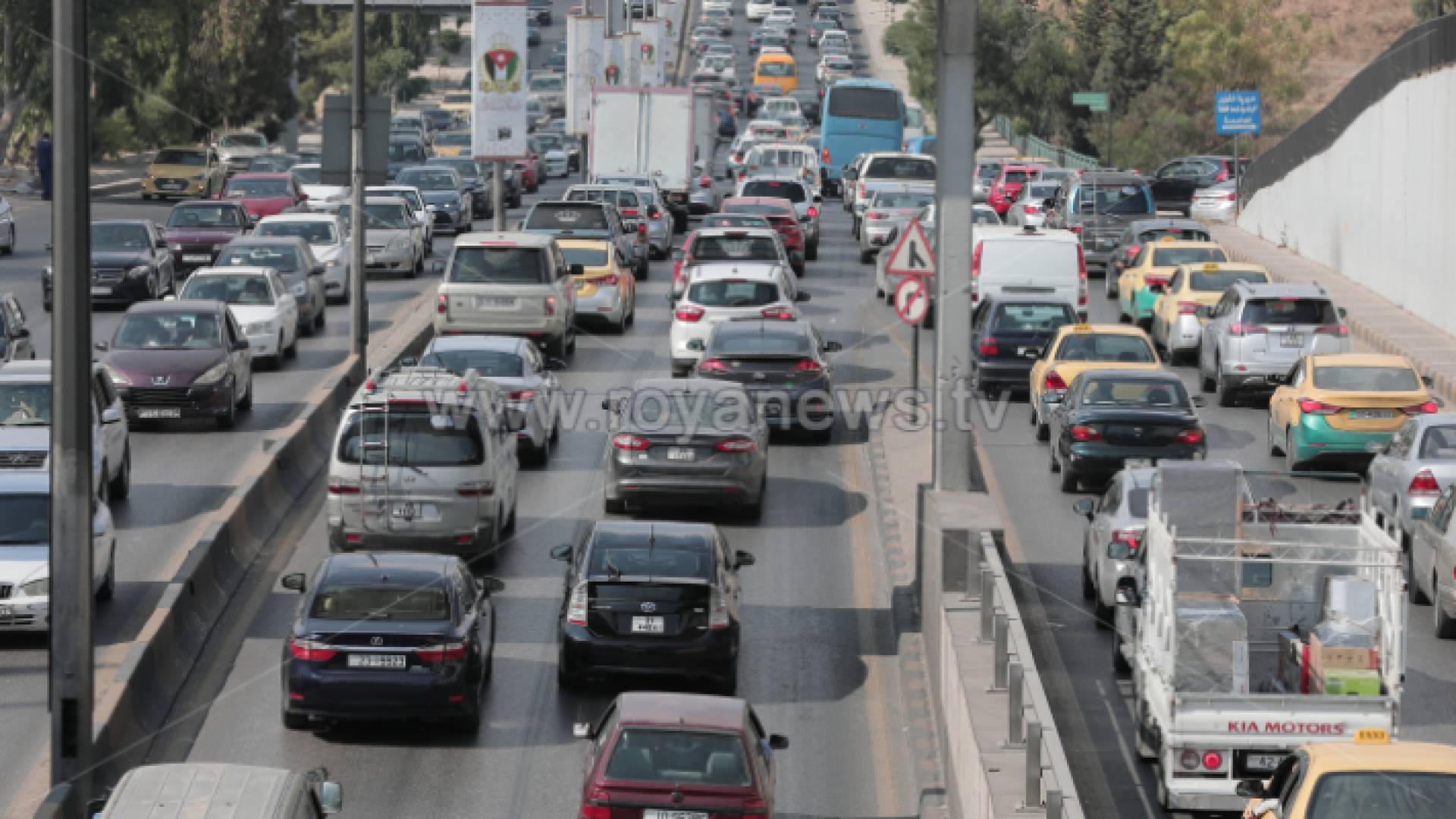 مركبات في أحد شوارع العاصمة عمان