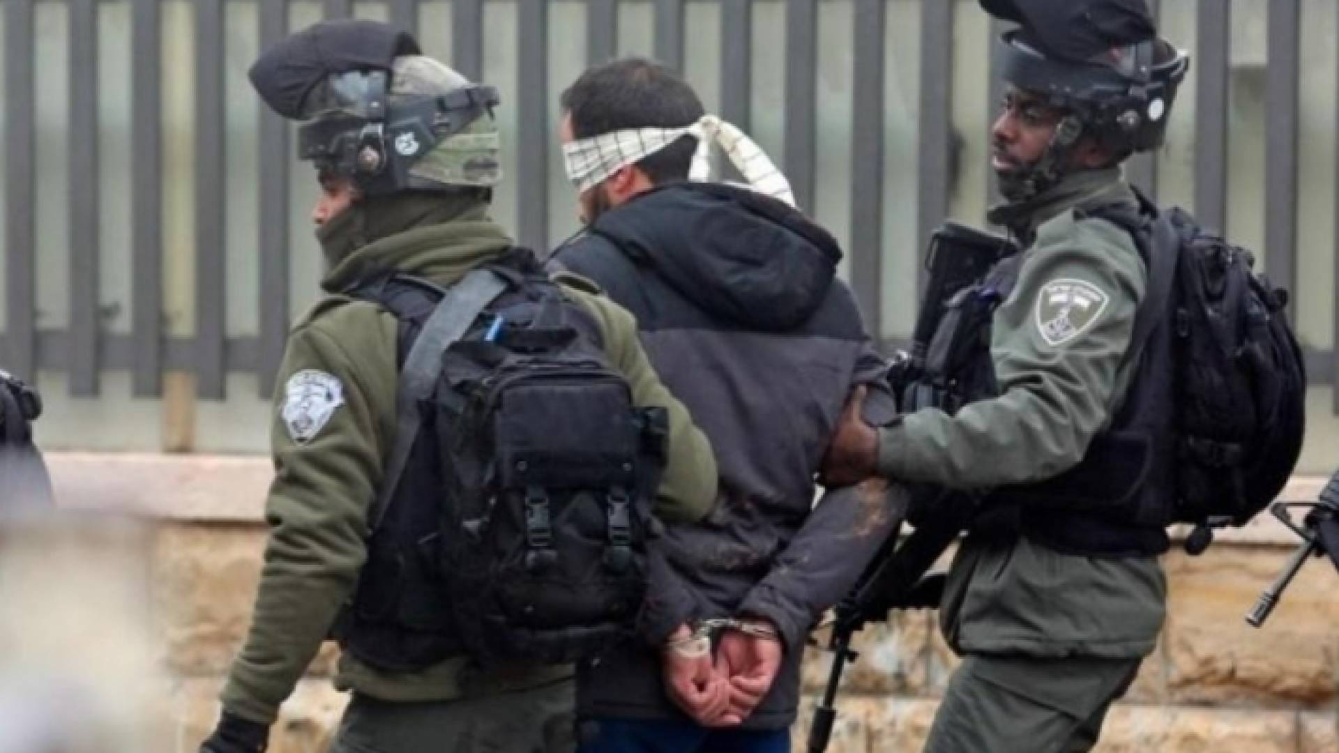 الاحتلال يعتقل فلسطينيا - أرشيفية