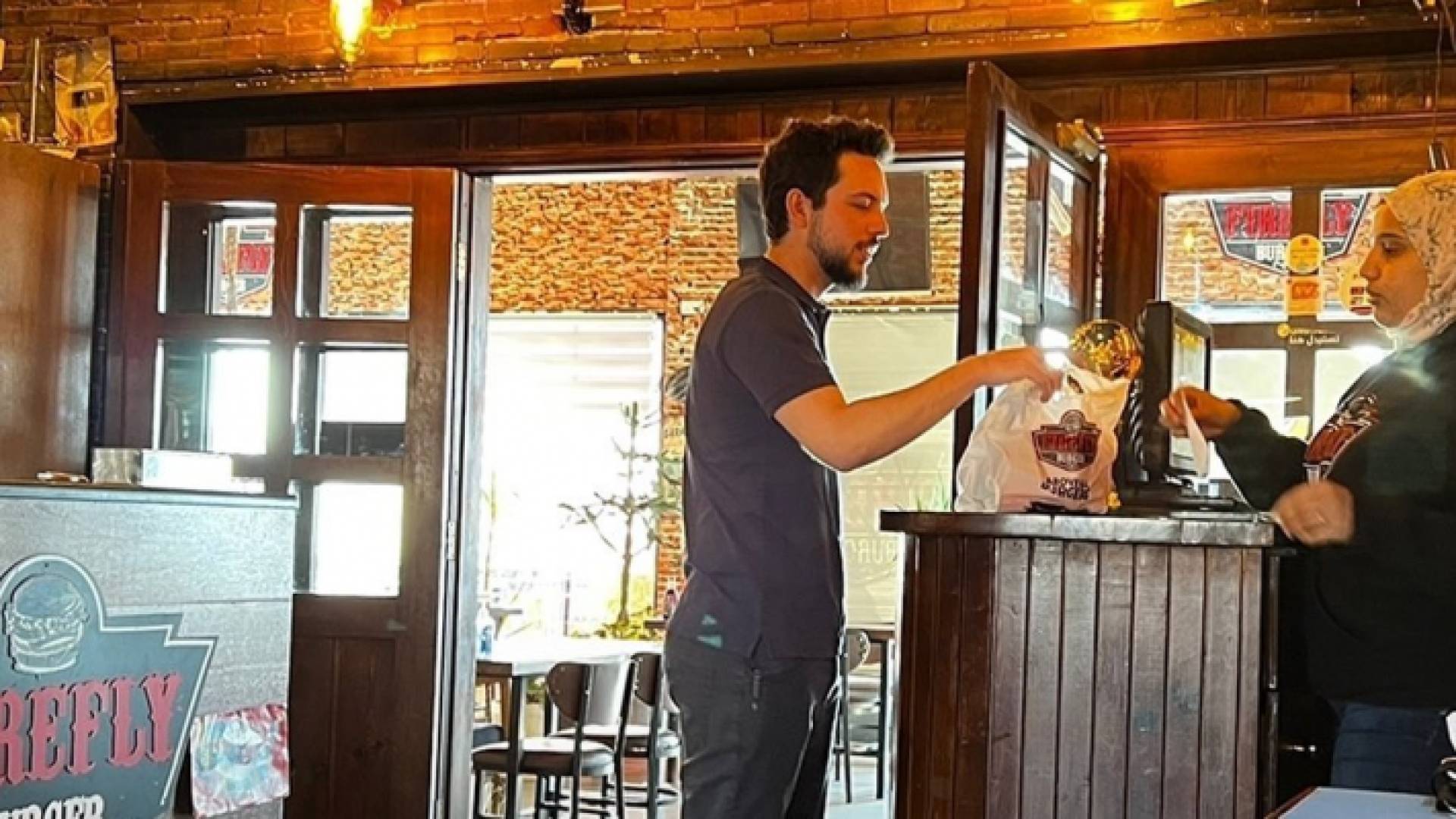 ولي العهد خلال زيارته للمطعم