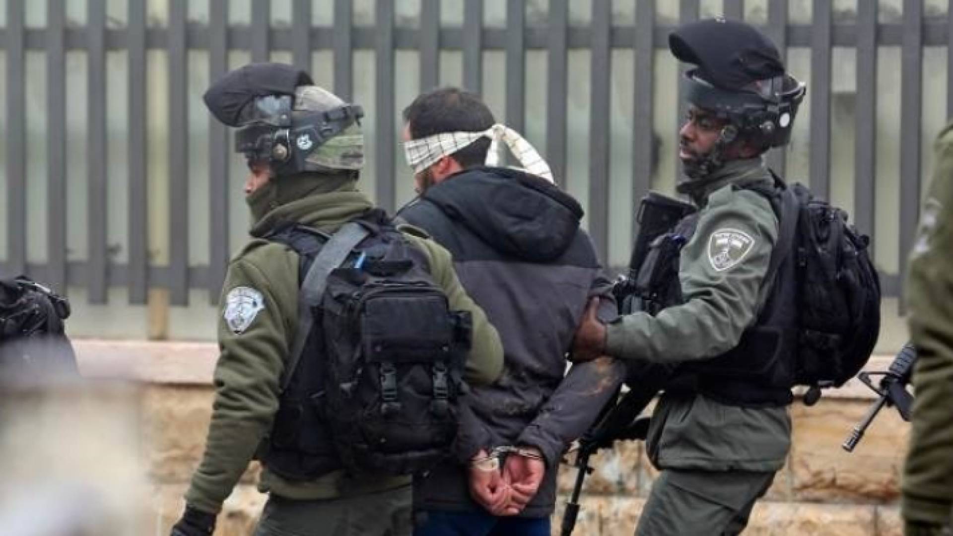 قوات الاحتلال الإسرائيلي في أثناء اعتقال شاب فلسطيني
