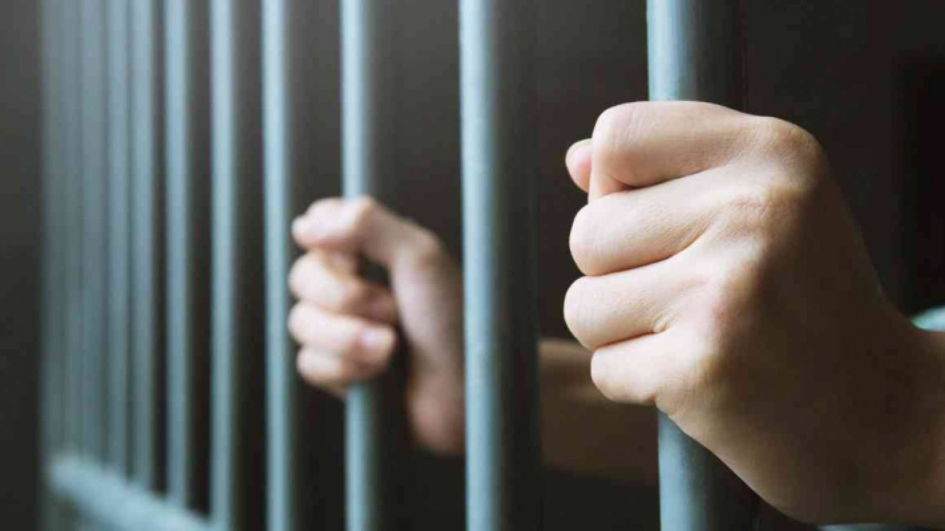 شخص داخل سجن